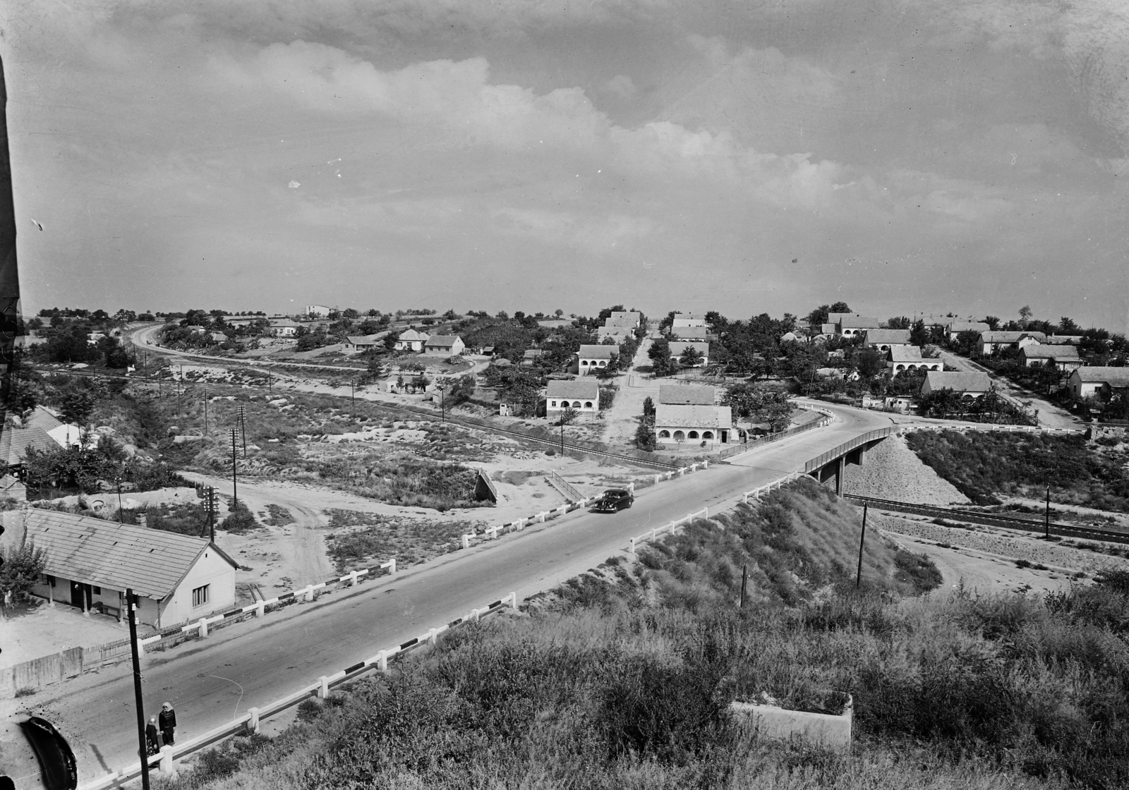Hungary, Dunaújváros, (Sztálinváros) az 1941-ben önálló Dunapentelén felavatott O.N.CS.A. - Gróf Teleki Pál-telep. Vasúti felüljáró a Magyar útnál., 1952, UVATERV, railway, bridge, Fortepan #2970