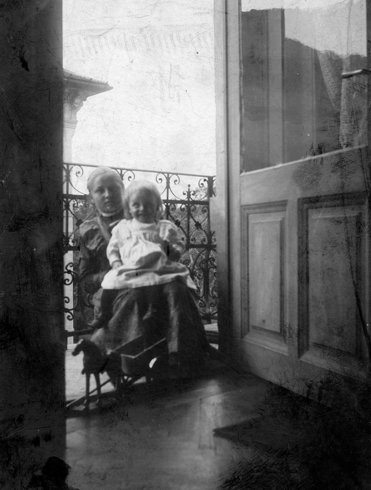 Hungary, Budapest VII., Marek József (Elemér) utca 41. III. emelet, háttérben a Városliget fái látszanak., 1901, Cholnoky Tamás, hobby horse, tenement house, balcony, door, Budapest, Fortepan #29705