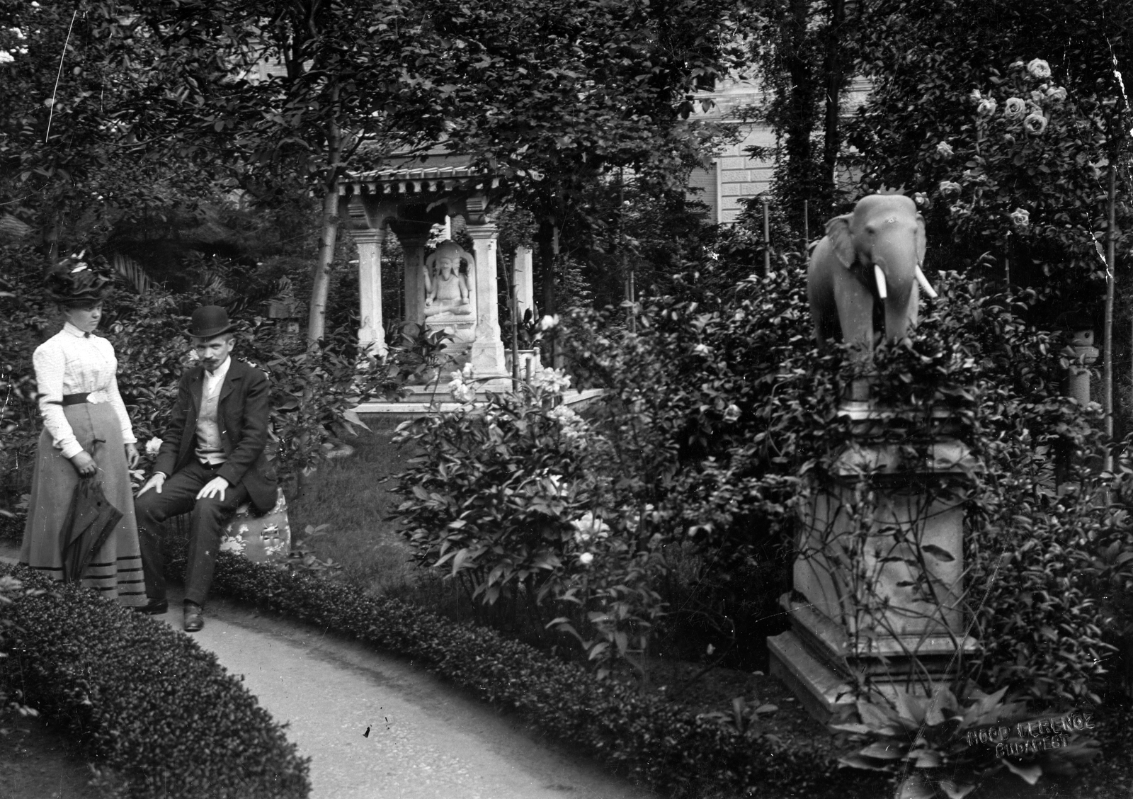 Hungary, Budapest VI., Andrássy út 103. Hopp Ferenc világutazó kertje, Cholnoky Jenő és felesége Barrois Petronella., 1902, Cholnoky Tamás, celebrity, tranquillity, hat, melancholy, garden, sunshades, sculpture, elephant, Budapest, scientist, Fortepan #29708