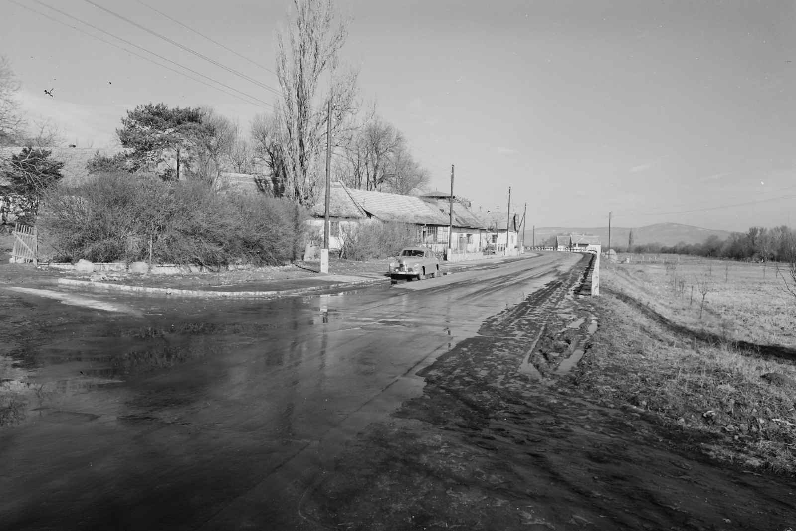 Hungary, Leányfalu, 11-es főút, balra a Kossuth Lajos utca torkolata, jobbra a távolban a Naszály-hegy., 1960, UVATERV, GAZ-brand, street view, automobile, Fortepan #2971