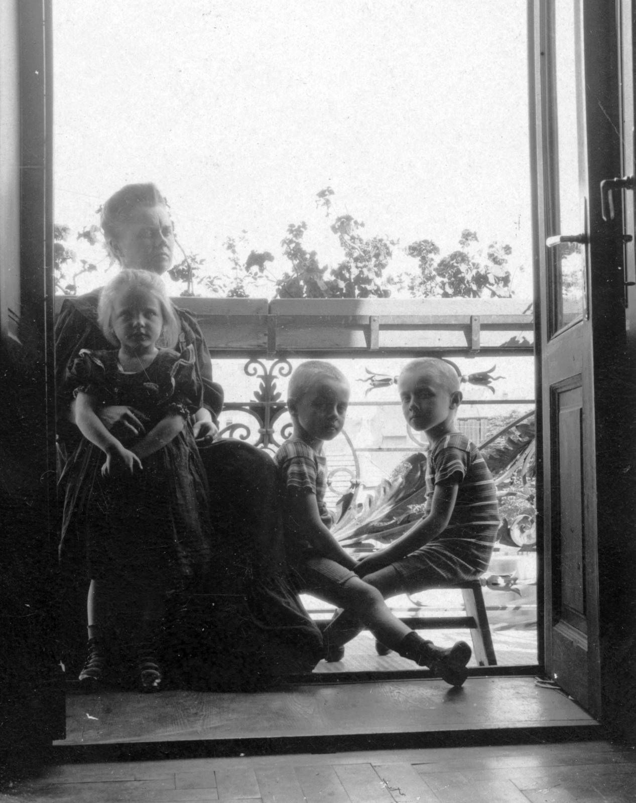 Romania,Transylvania, Cluj-Napoca, Ferenc József út 9. (később Strada Horea)., 1905, Cholnoky Tamás, family, balcony, kids, Fortepan #29713