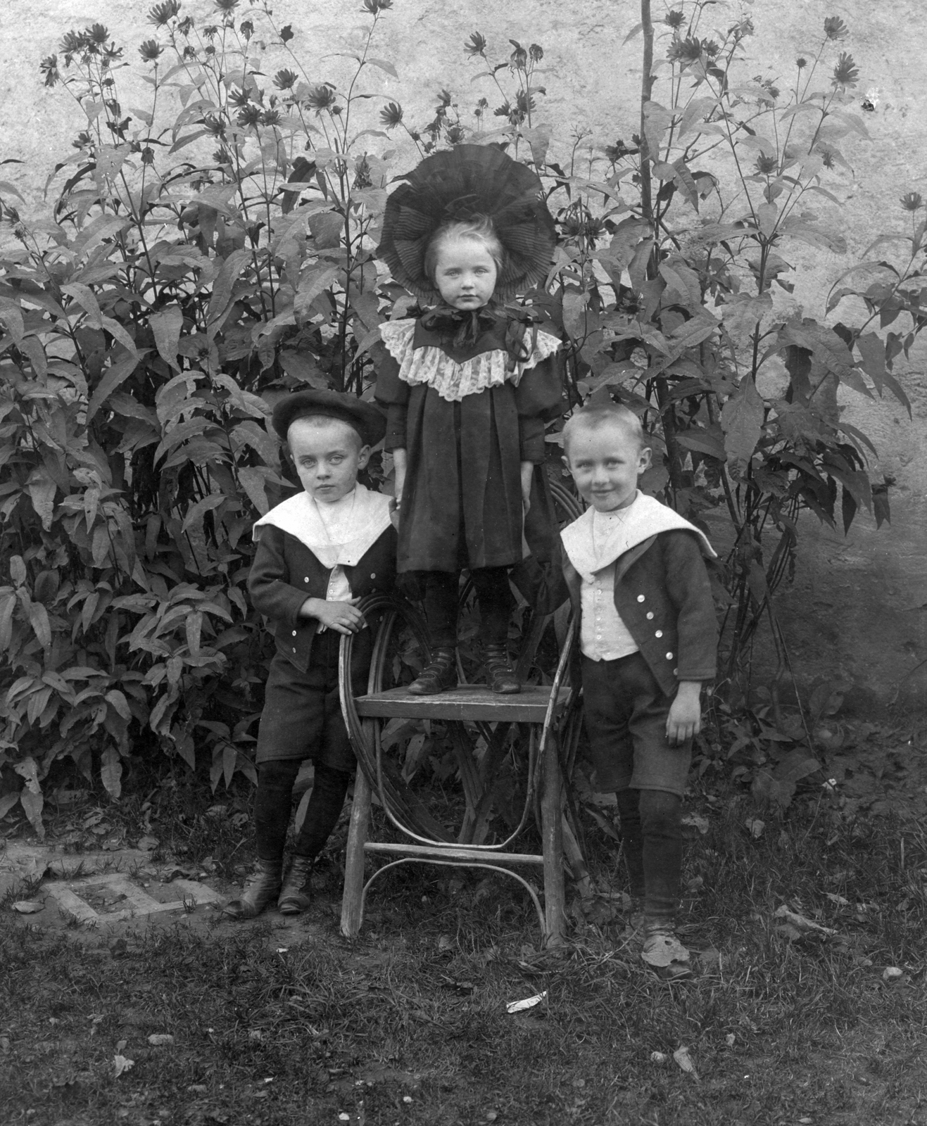 Romania,Transylvania, Cluj-Napoca, Ferenc József út (Strada Horea) 9. számú ház udvara., 1906, Cholnoky Tamás, twins, standing on a chair, Fortepan #29718