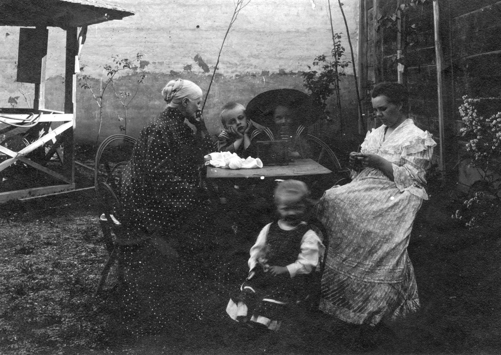 Romania,Transylvania, Cluj-Napoca, Ferenc József út (Strada Horea) 9. számú ház udvara., 1906, Cholnoky Tamás, family, sailor blouse, handcraft, negligee, bun, grandparent, Fortepan #29719