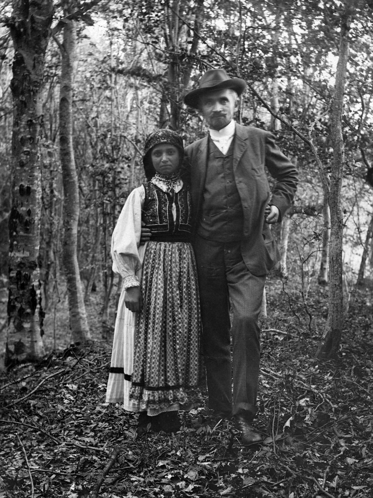 Szerbia, Nagybecskerek, Cholnoky Jenő földrajztudós., 1909, Cholnoky Tamás, híres ember, erdő, népviselet, Fortepan #29744