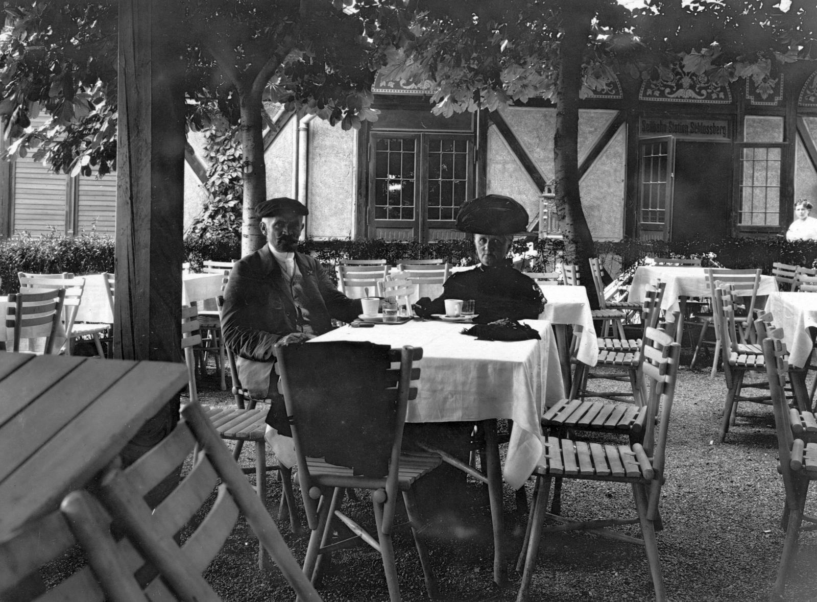 Ausztria, Graz, a Schlossbergre vezető kötélpálya állomása. Cholnoky Jenő földrajztudós édesanyjával, 1910, Cholnoky Tamás, kalap, kerthelyiség, sapka, férfi, hölgy, Fortepan #29758