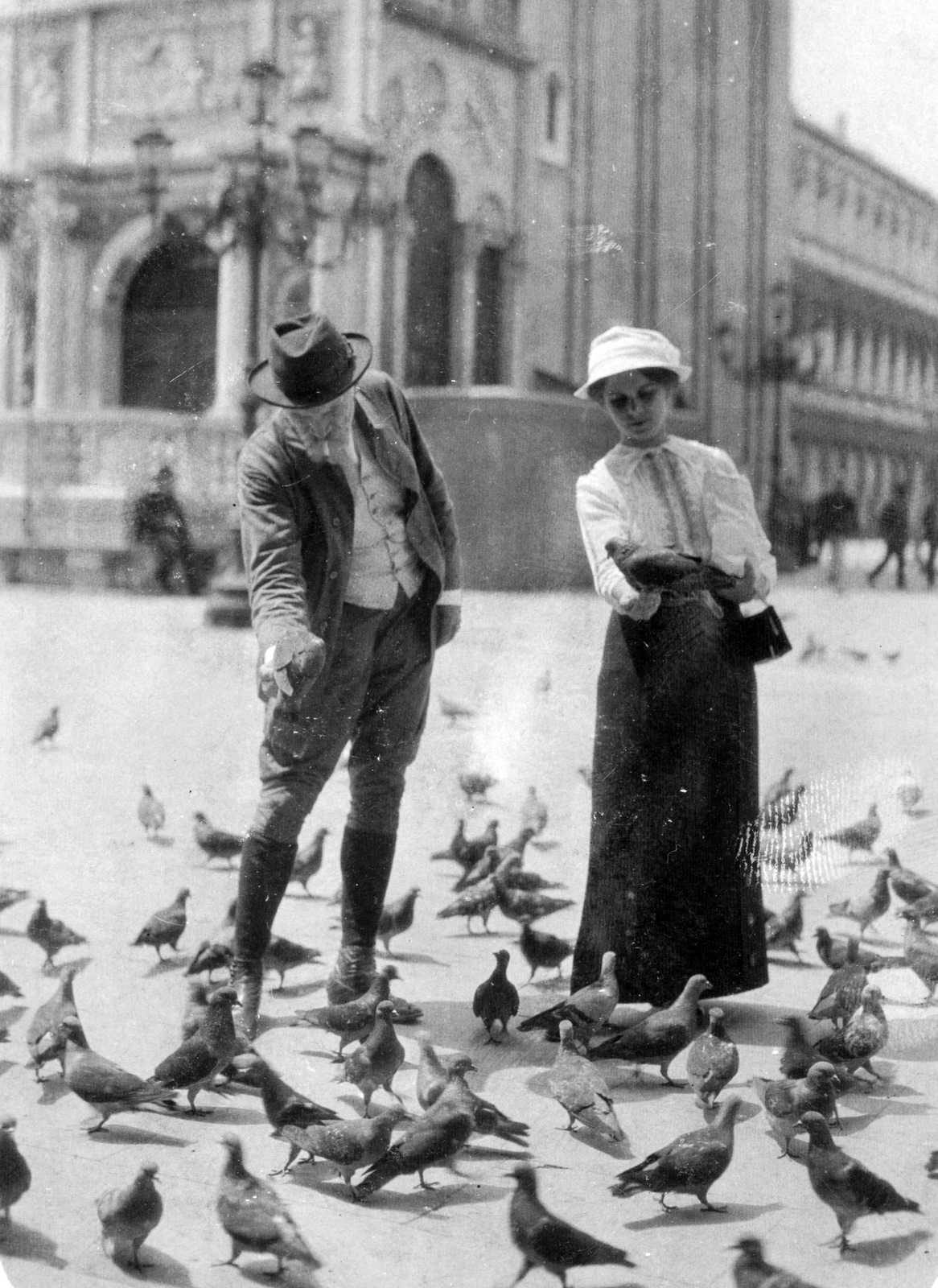 Italy, Venice, Szent Márk tér, Cholnoky Jenő későbbi feleségével Fink Idával., 1911, Cholnoky Tamás, celebrity, dove, bird feeding, scientist, Jacopo Sansovino-design, Fortepan #29763