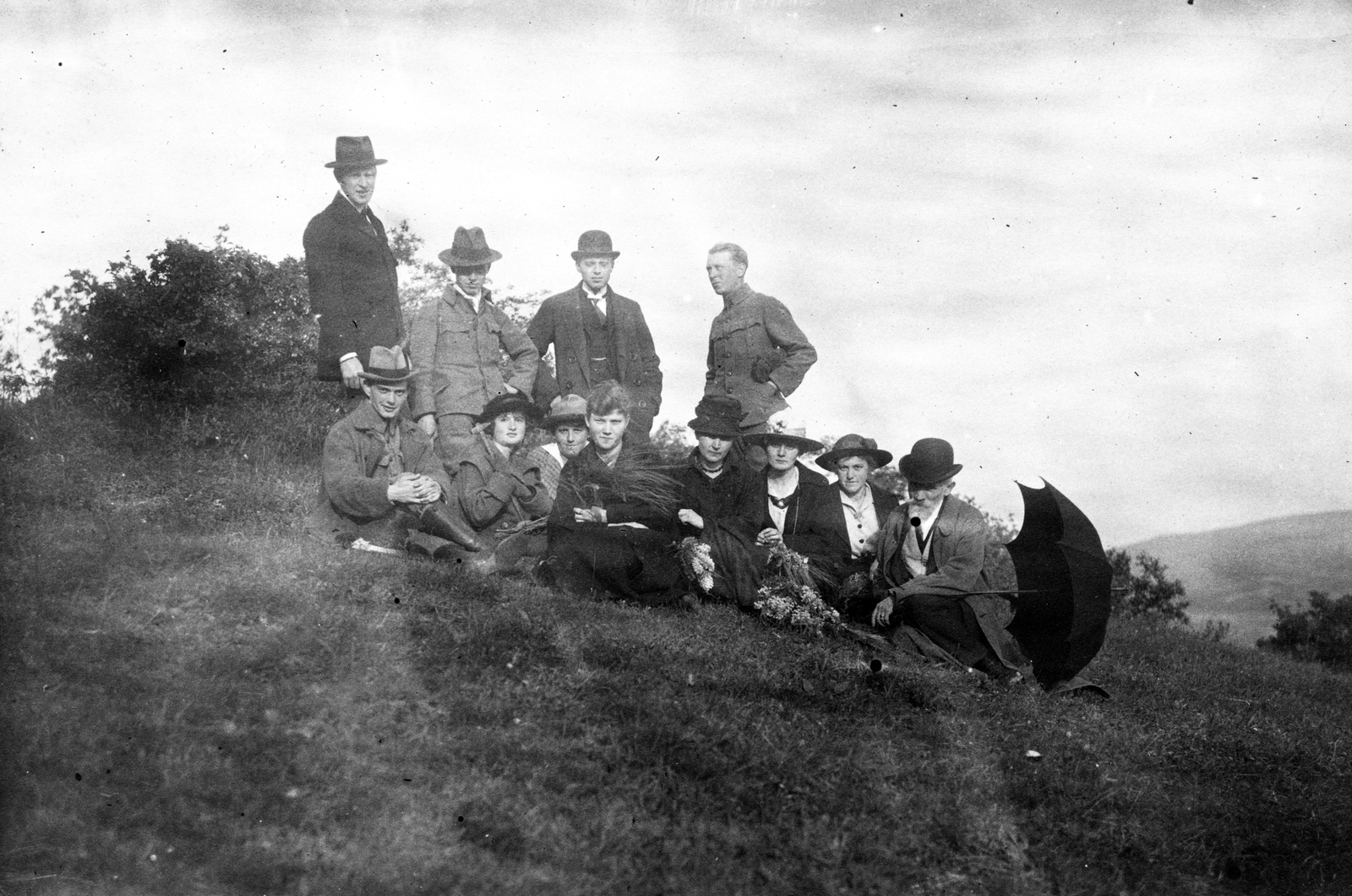 Romania,Transylvania, Székesfővárosi Pedagógiai Szeminárium tanulmányi kirándulásának résztvevői Erdélyben, jobb szélen Cholnoky Jenő földrajztudós., 1912, Cholnoky Tamás, tableau, celebrity, sitting on the ground, hillside, Fortepan #29776