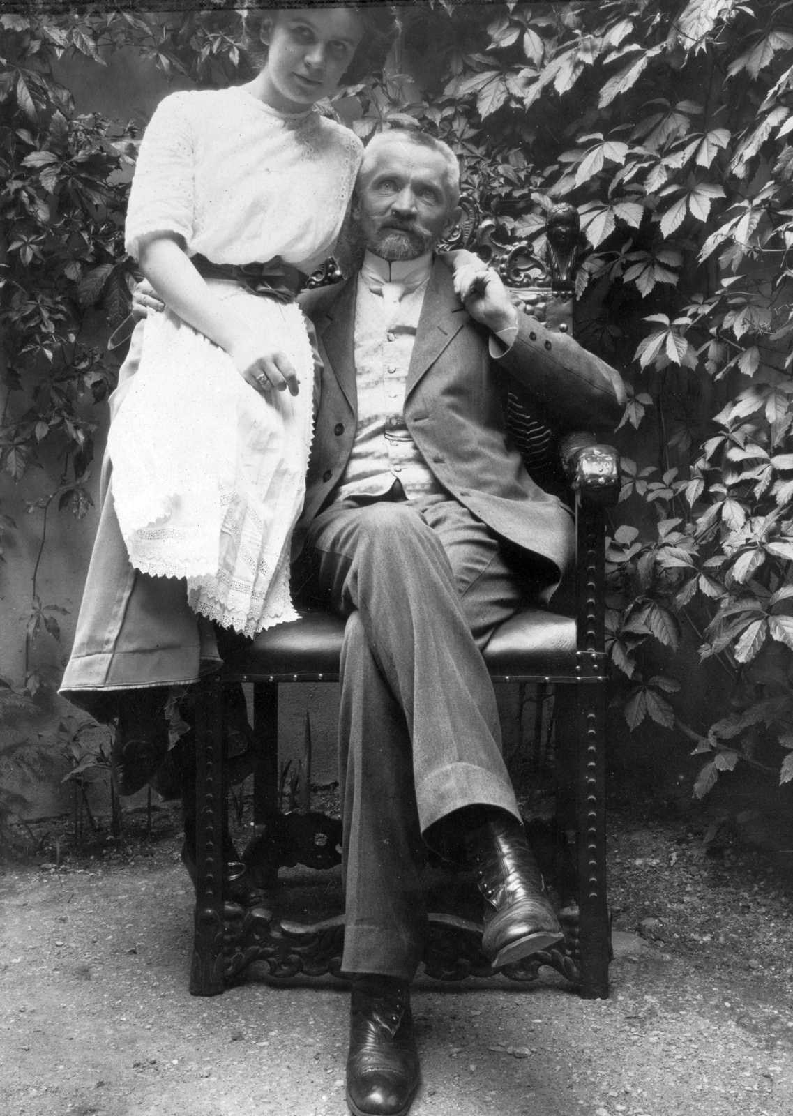 Romania,Transylvania, Brașov, Lópiac utca (Strada George Barițiu) 5., Fink Ida és Cholnoky Jenő., 1913, Cholnoky Tamás, yard, moustache, man, man and woman, double portrait, suit, leg over leg, sitting on the armrest of a chair, Fortepan #29782
