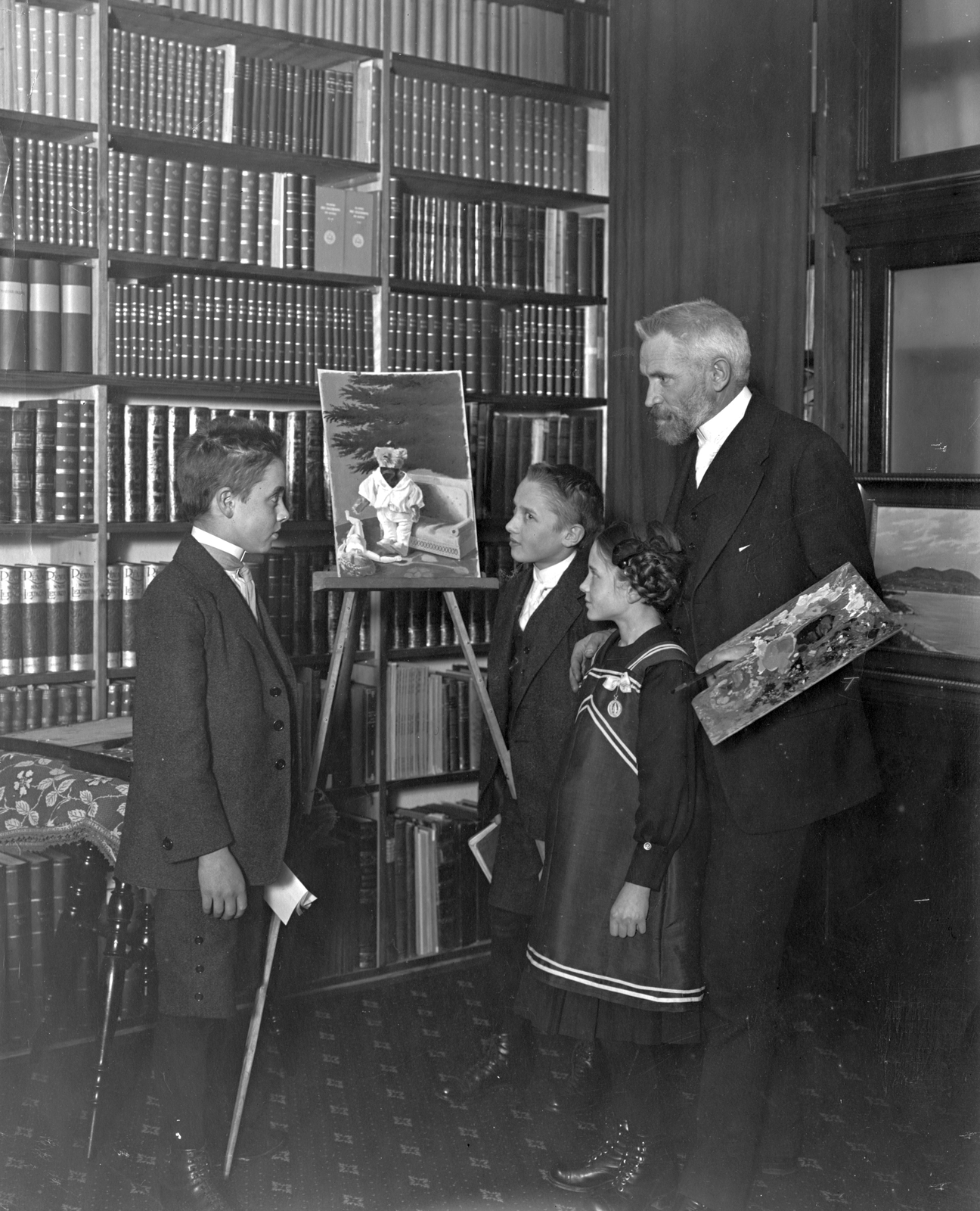 Hungary, Cholnoky Jenő földrajztudós gyermekeivel (Béla, Tibor, Ilona)., 1913, Cholnoky Tamás, painting, kids, bookshelf, Fortepan #29788