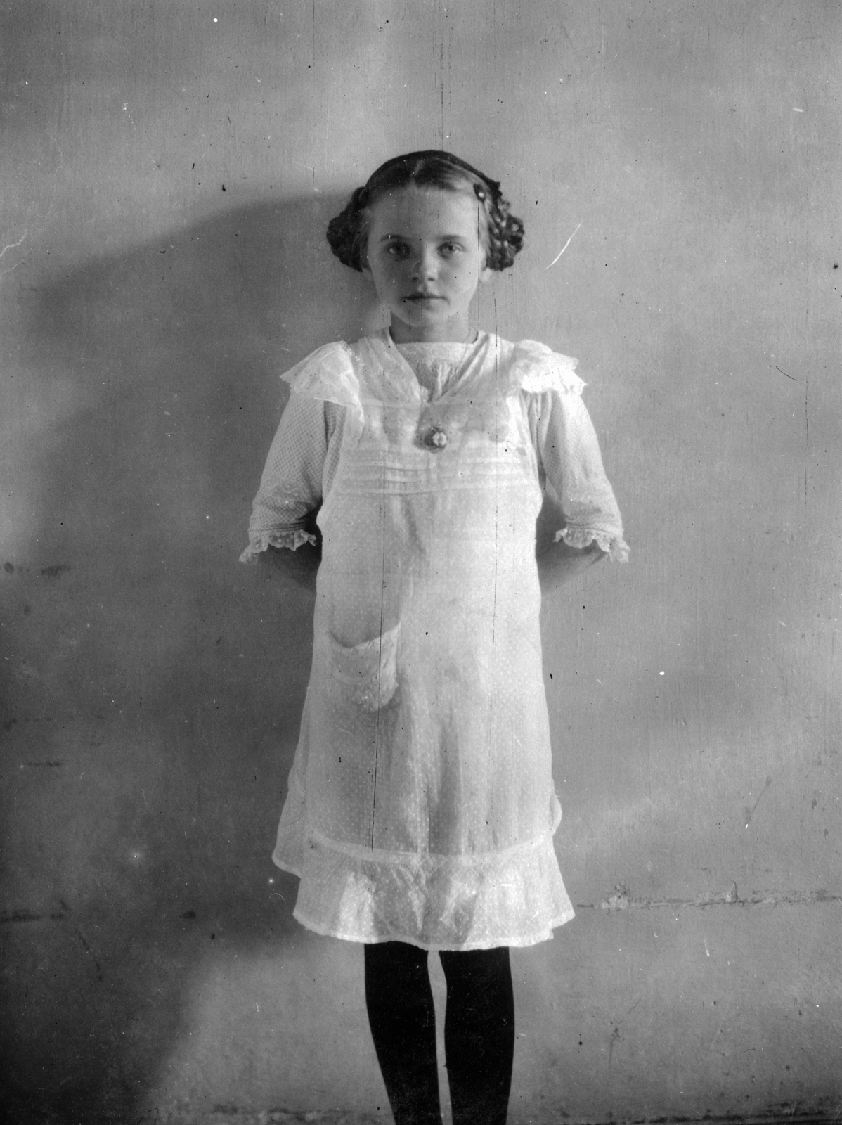 1914, Cholnoky Tamás, portrait, girl, kid, hands behind the back, Fortepan #29789