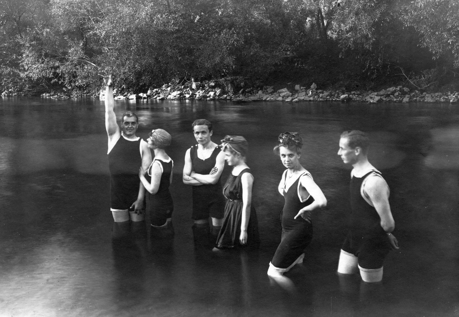 Romania,Transylvania, Cluj-Napoca, Szamos folyó., 1918, Cholnoky Tamás, bathing suit, tableau, women, men, bathing, companionship, Fortepan #29800