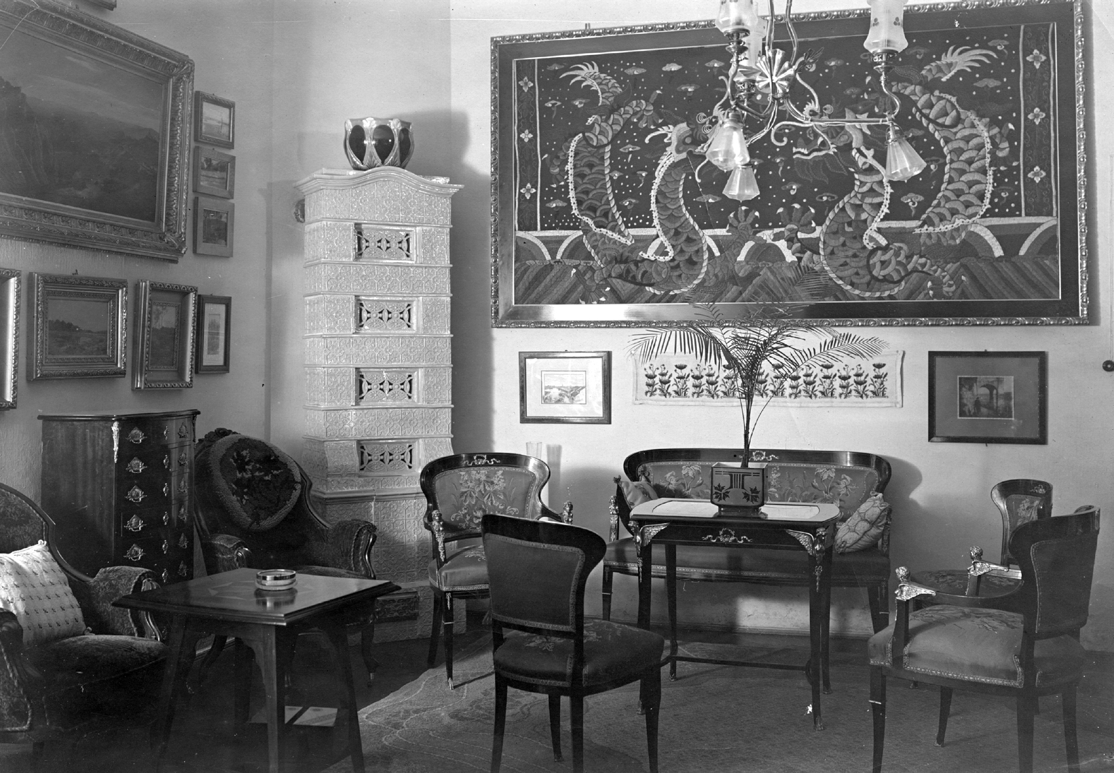 Románia,Erdély, Kolozsvár, Rákóczi út 1. Cholnoky Jenő lakásának fogadószobája., 1918, Cholnoky Tamás, cserépkályha, bútor, festmény, enteriőr, csillár, szék, dísznövény, falikép, karosszék, kanapé, fotel, komód, porcelán, faliszőnyeg, sárkány ábrázolás, Fortepan #29803