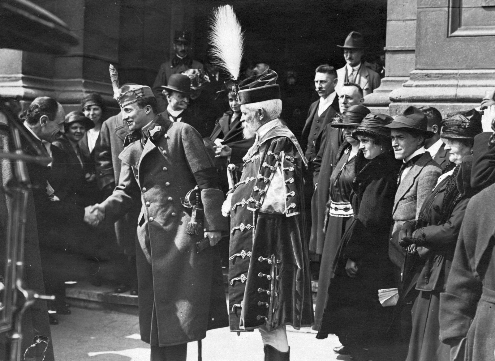 Magyarország, Budapest V., Széchenyi István (Ferenc József) tér, a Magyar Tudományos Akadémia bejárata, a Magyar Földrajzi Társaság 50. éves jubileumi gyűlésének zárónapja 1922. május 7-én, balra Teleki Pál (későbbi miniszterelnök), középen József Ferenc főherceg (József főherceg és Auguszta főhercegnő fia), mellette díszmagyarban Cholnoky Jenő., 1922, Cholnoky Tamás, híres ember, díszmagyar, Magyar Tudományos Akadémia, miniszterelnök, Budapest, Fortepan #29812