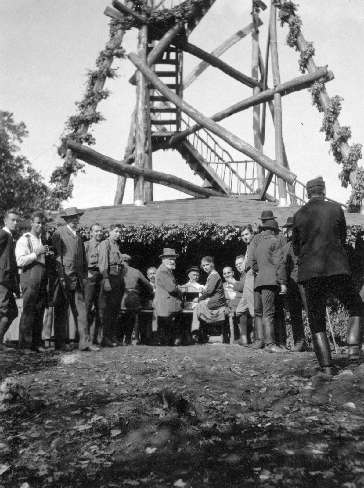 Hungary, Naszály-hegy, a Magyar Turista Egyesület Vörös Tihamér kilátójának megnyitója, középen Cholnoky Jenő földrajztudós., 1925, Cholnoky Tamás, tableau, lookout, Fortepan #29821