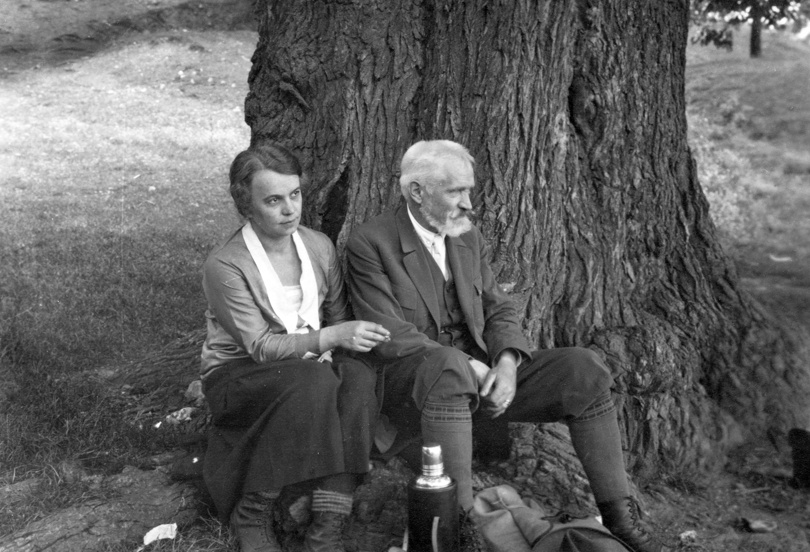 Cholnoky Jenő és felesége Fink Ida., 1926, Cholnoky Tamás, man, woman, hillside, double portrait, vacuum flask, Fortepan #29824