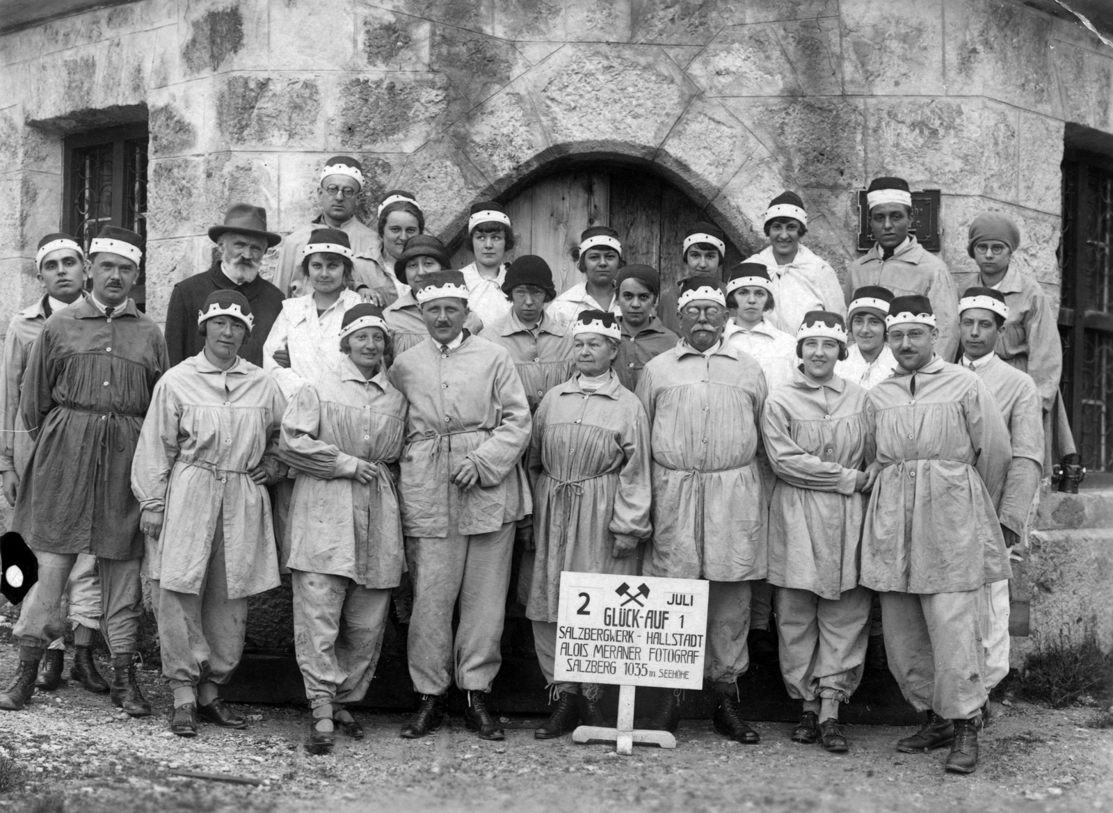 Austria, Hallstatt, a csoportkép a sóbánya bejáratánál készült., 1926, Cholnoky Tamás, cap, label, german text, protective clothing, Fortepan #29827