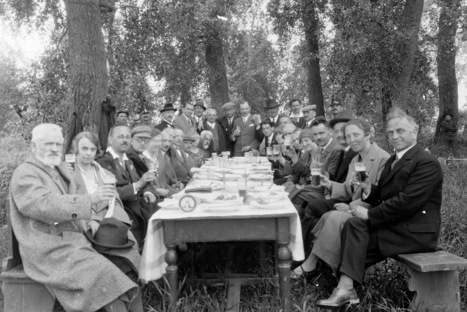 Magyarország, Tiszaroff, A Magyar Földrajzi Társaság szolnoki vándorgyűlésének résztvevői, ebéd Tiszaroffon. Balról az első Cholnoky Jenő földrajztudós., 1927, Cholnoky Tamás, híres ember, étkezés, csoportkép, Fortepan #29835