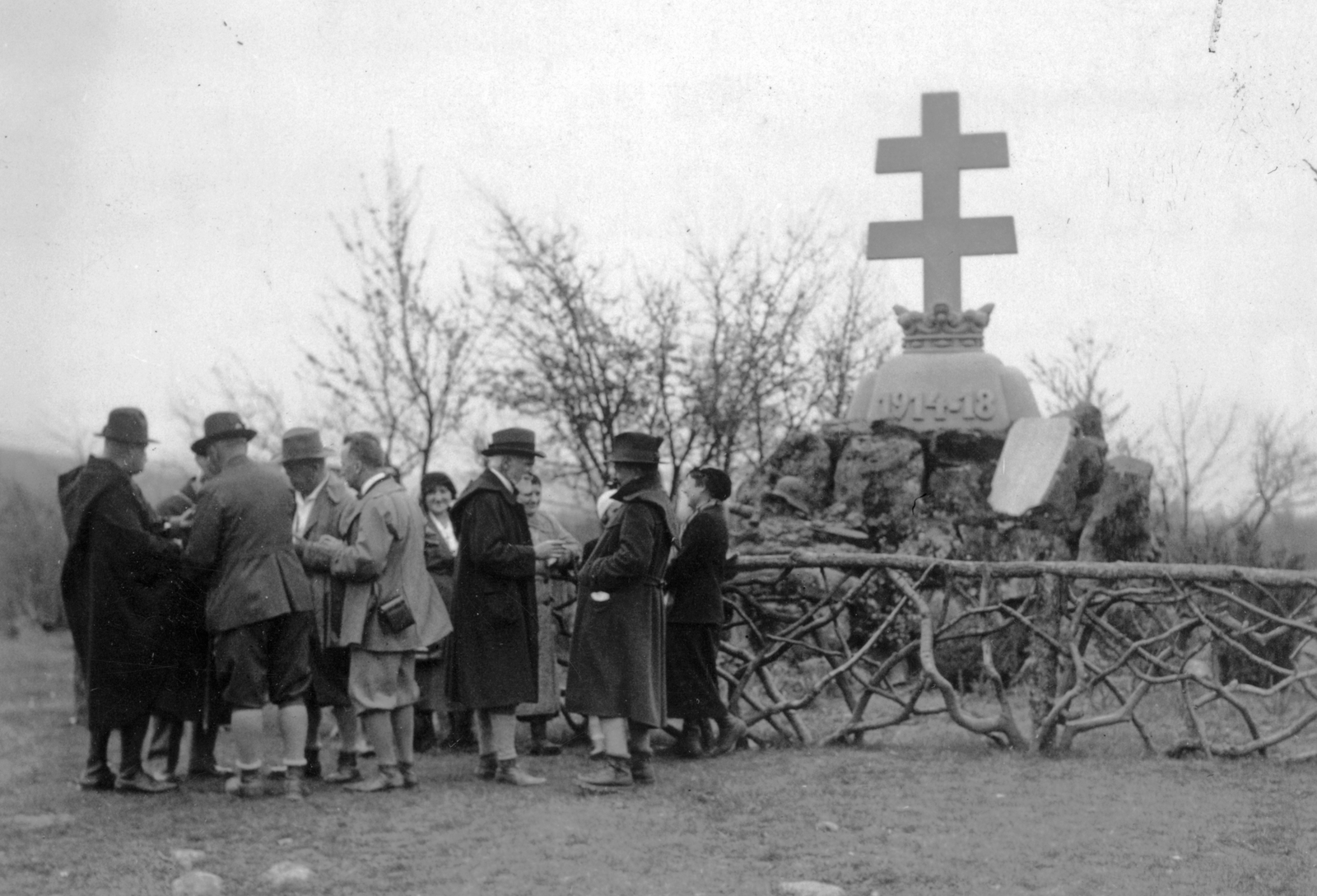 Hungary, Dobogókő, a Magyar Turista Egylet I. világháborúban elhunyt tagjai emlékére állított emlékmű, elöl jobbról a második Cholnoky Jenő földrajztudós., 1933, Cholnoky Tamás, monument, double crest, Fortepan #29844