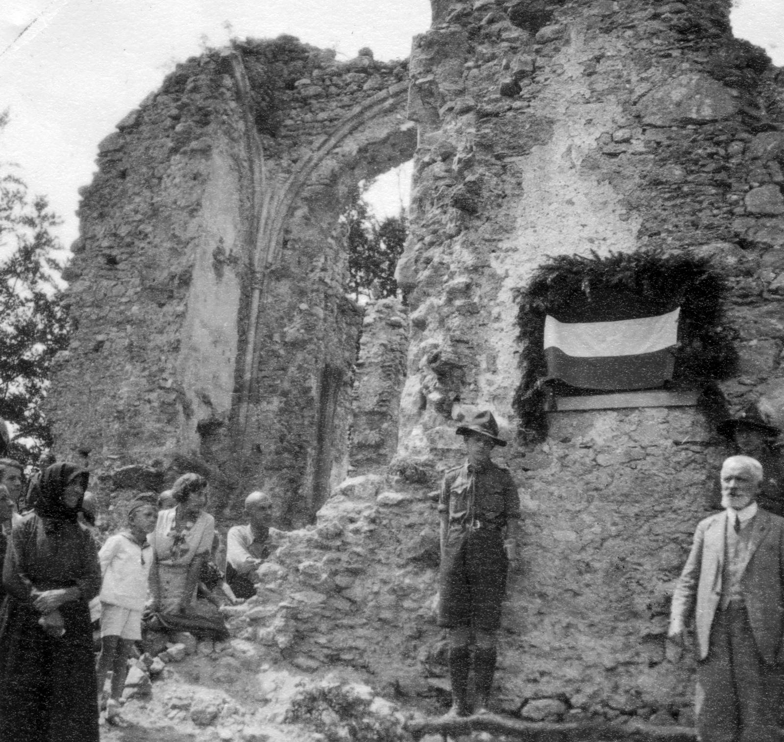 Magyarország, Bükkszentlélek, Pálos kolostorrom, jobb szélen Cholnoky Jenő földrajztudós., 1933, Cholnoky Tamás, műemlék, épített örökség, zászló, turistaház, Fortepan #29846