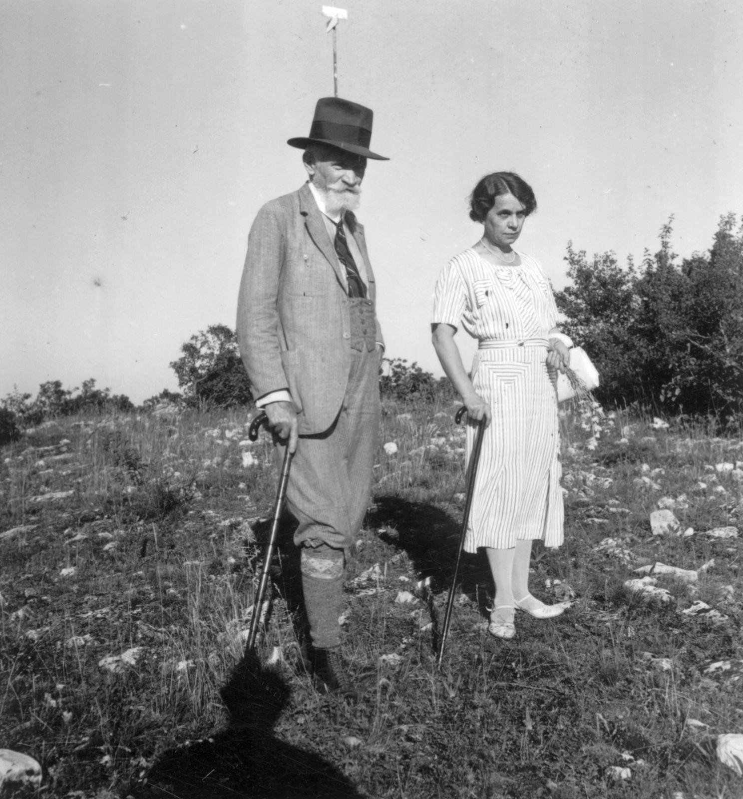 Hungary, Balatonfüred, Cholnoky Jenő földrajztudós feleségével, Fink Idával., 1936, Cholnoky Tamás, breech, old person, walking cane, couple, Fortepan #29849