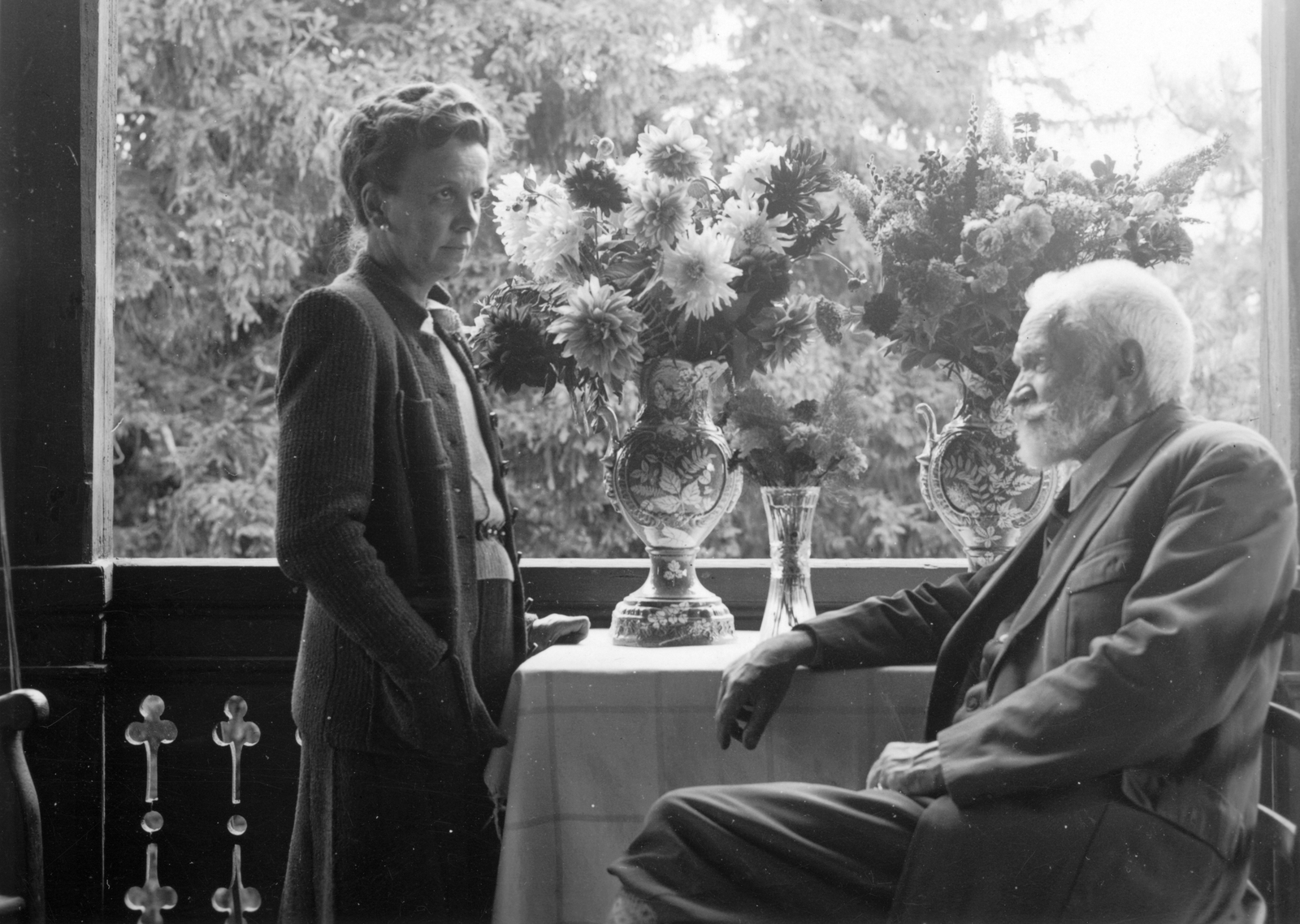 Magyarország, Balatonfüred, Blaha Lujza utca 2., Huray villa, ekkor Opravill pensio. Cholnoky Jenő földrajztudós., 1941, Cholnoky Tamás, híres ember, virág, férfi, nő, tornác, kettős portré, váza, Best of, Fortepan #29864