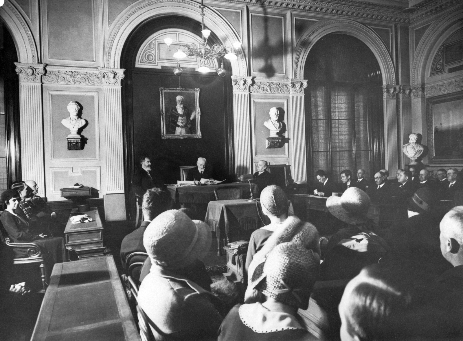 Hungary, Budapest V., Magyar Tudományos Akadémia, Felolvasó terem, Cholnoky Jenő földrajztudós előadása., 1925, Cholnoky Tamás, hat, sculpture, furniture, painting, interior, chandelier, Hungarian Academy of Sciences, Budapest, Fortepan #29872