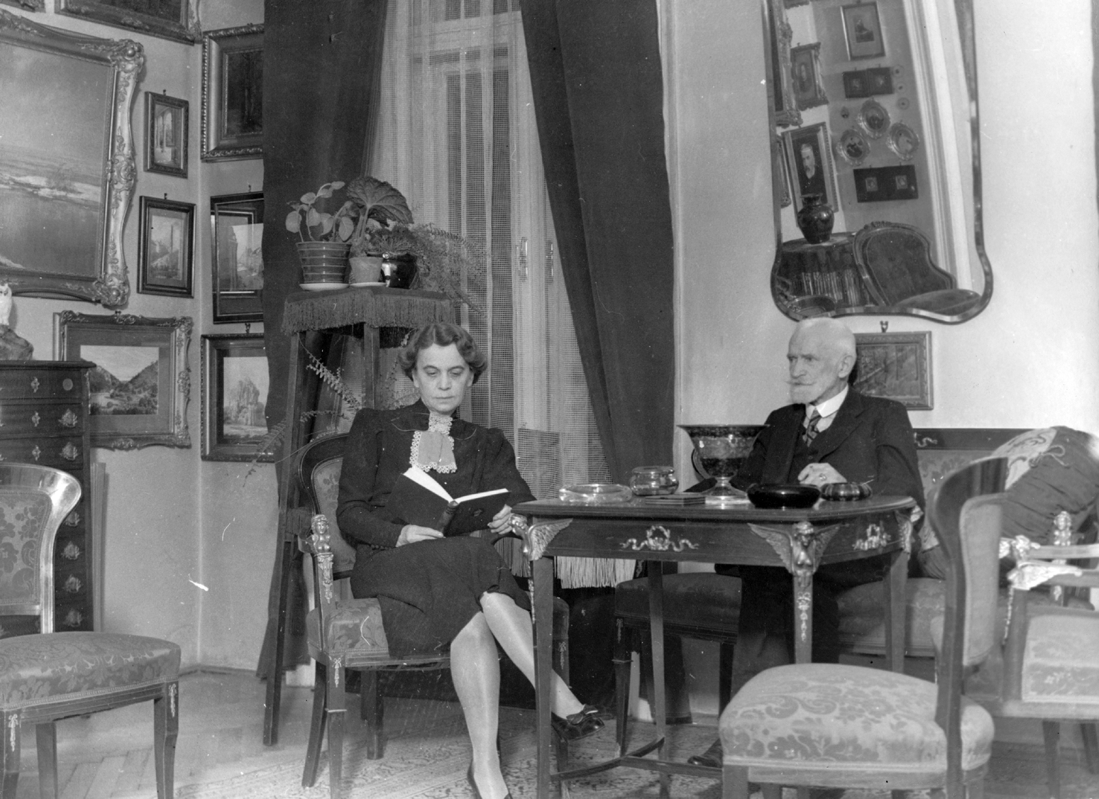 Hungary, Budapest VIII., Gyulai Pál utca 1. II. em. 5., Cholnoky Jenő földrajztudós otthona., 1939, Cholnoky Tamás, celebrity, reflection, mirror, interior, man and woman, Budapest, Fortepan #29873