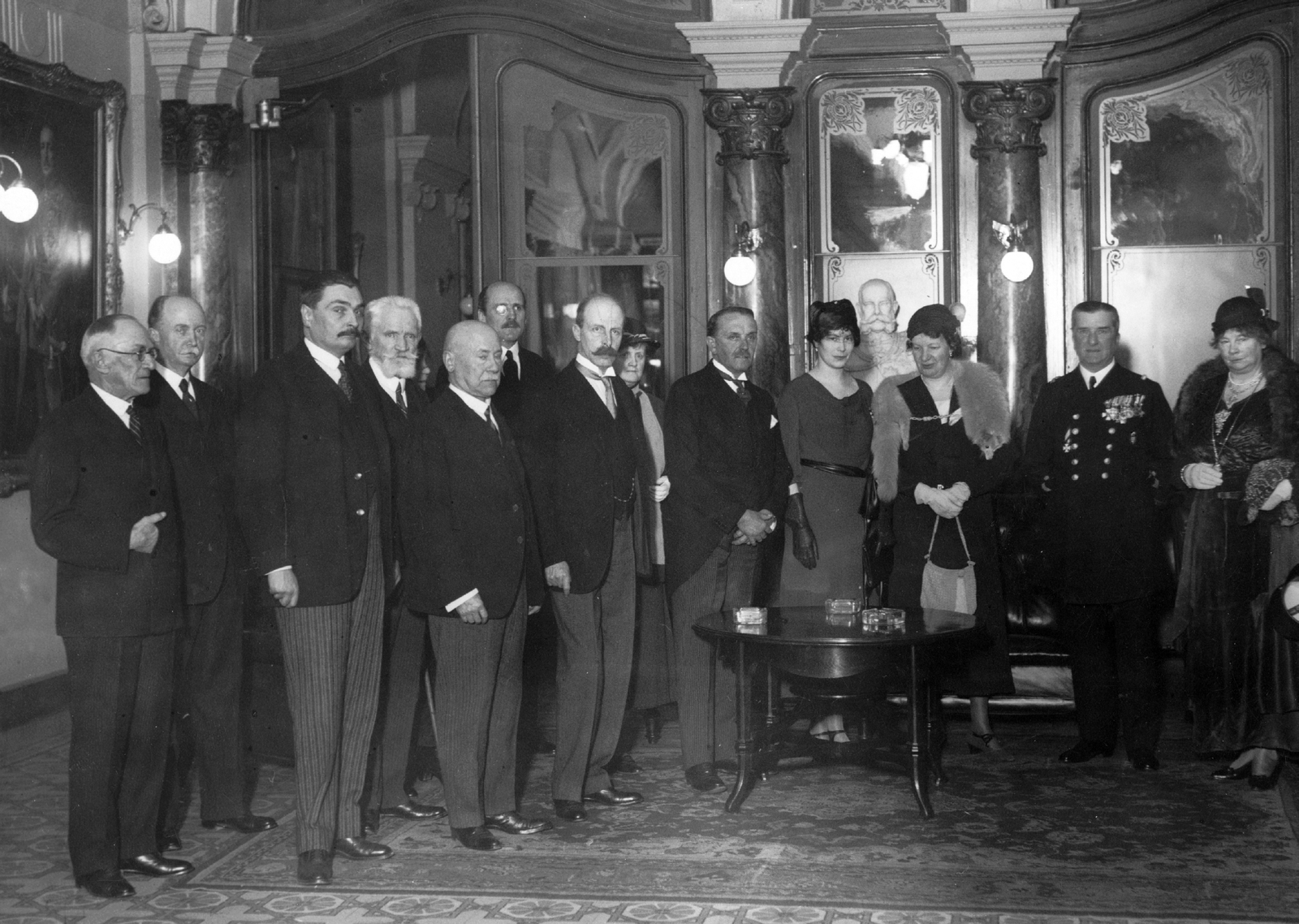 Hungary, Budapest V., Váci utca 38. Országos Tiszti Kaszinó. A felvétel 1934. március 19-én készült Percy Thomas Etherton ezredes előadása alkalmával, melyet a Mount Everest átrepüléséről tartott. Balról 1. Boér Elek egyetemi tanár, 2. Paikert Alajos múzeumigazgató, 3. báró Villani Lajos diplomata, 4. Dr. Cholnoky Jenő földrajztudós, 5. Lukács György jogász, miniszter, 6. József főherceg, 7. P. T. Etherton ezredes, 9. báró Perényi Zsigmond politikus, koronaőr. Jobbról 1. Auguszta főhercegasszony, 2. Horthy Miklós kormányzó, 4. Magdolna főhercegnő., 1934, Cholnoky Tamás, celebrity, tableau, women, men, Franz Joseph I of Austria portrayal, Budapest, Fortepan #29875