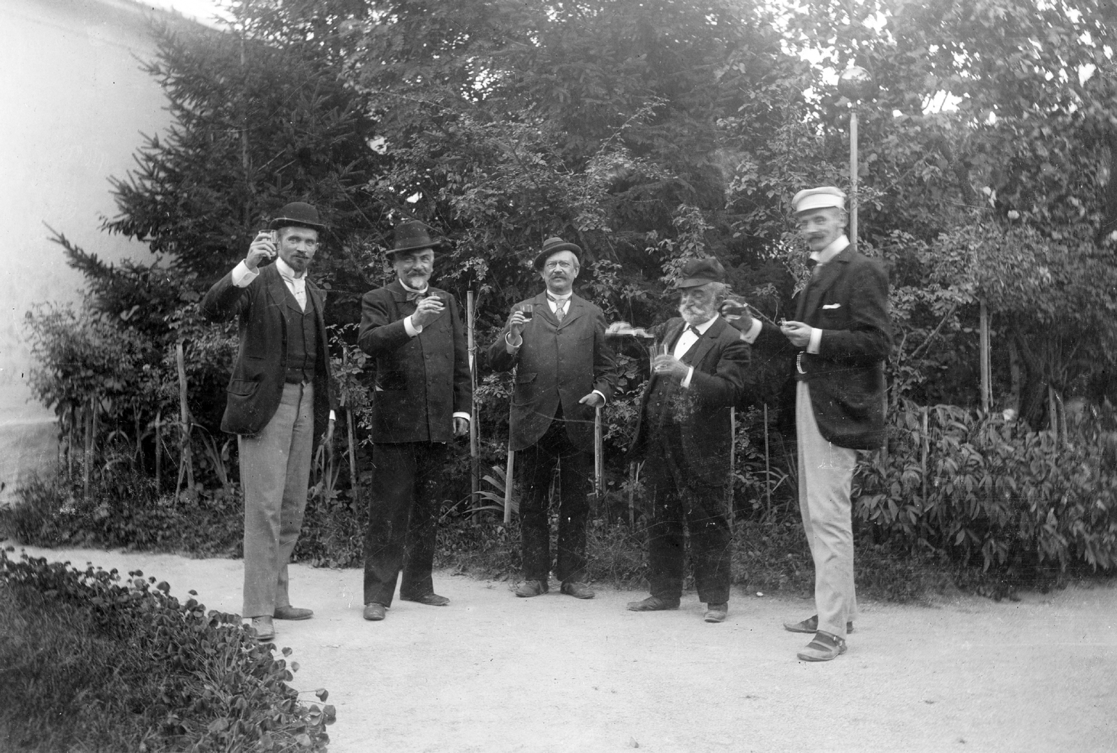 Hungary, Veszprém, Toborzó utca 9. számú ház udvara. Balról jobbra: Cholnoky Jenő, Cholnoky László, Cholnoky István, Berky Károly és Cholnoky Viktor., 1900, Cholnoky Tamás, celebrity, bowler hat, scientist, Fortepan #29877