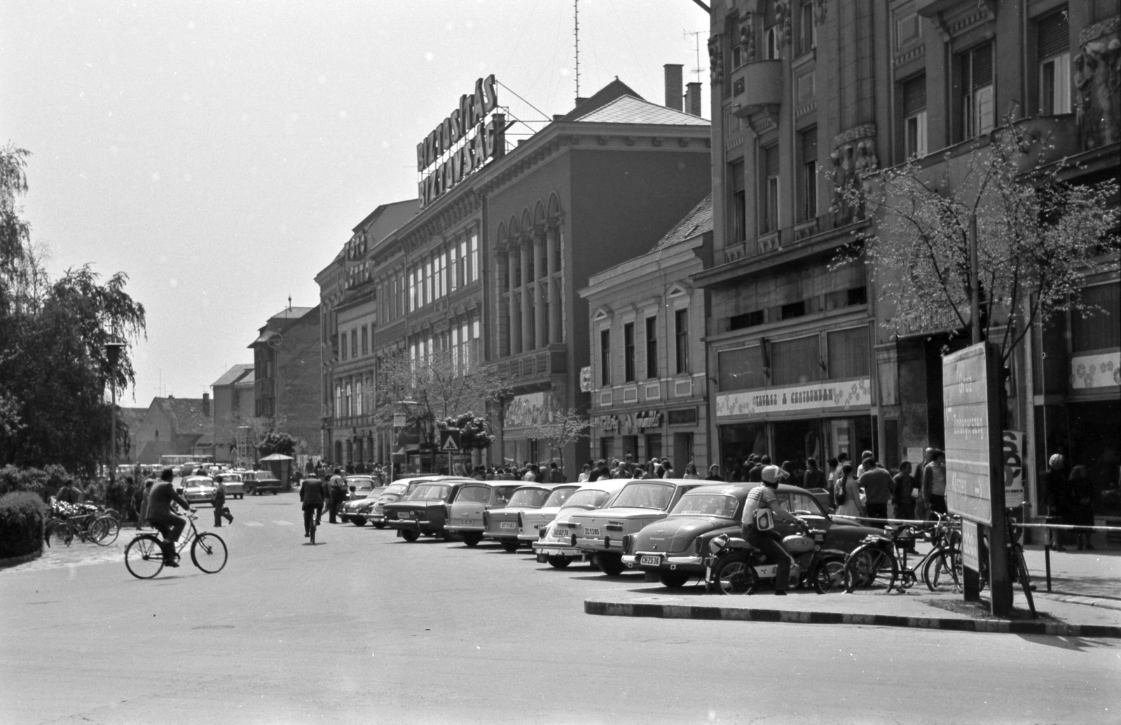 Magyarország, Szombathely, Fő (Köztársaság) tér., 1977, Németh Tamás, Trabant-márka, Skoda-márka, Lada-márka, Wartburg-márka, kerékpár, Fortepan #29919