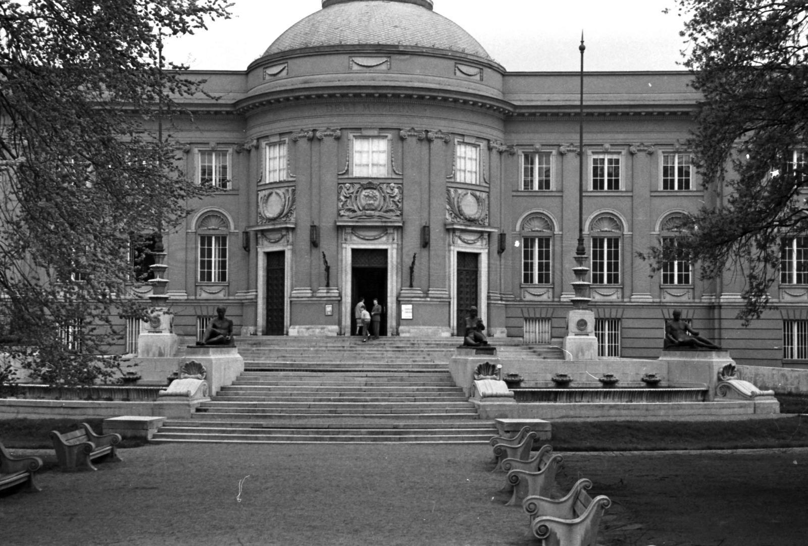Hungary, Debrecen, Déri Múzeum., 1960, Fortepan, street furniture, sculpture, stairs, museum, bench, Neo-Baroque-style, Dénes Györgyi-design, Aladár Münnich-design, Fortepan #29921