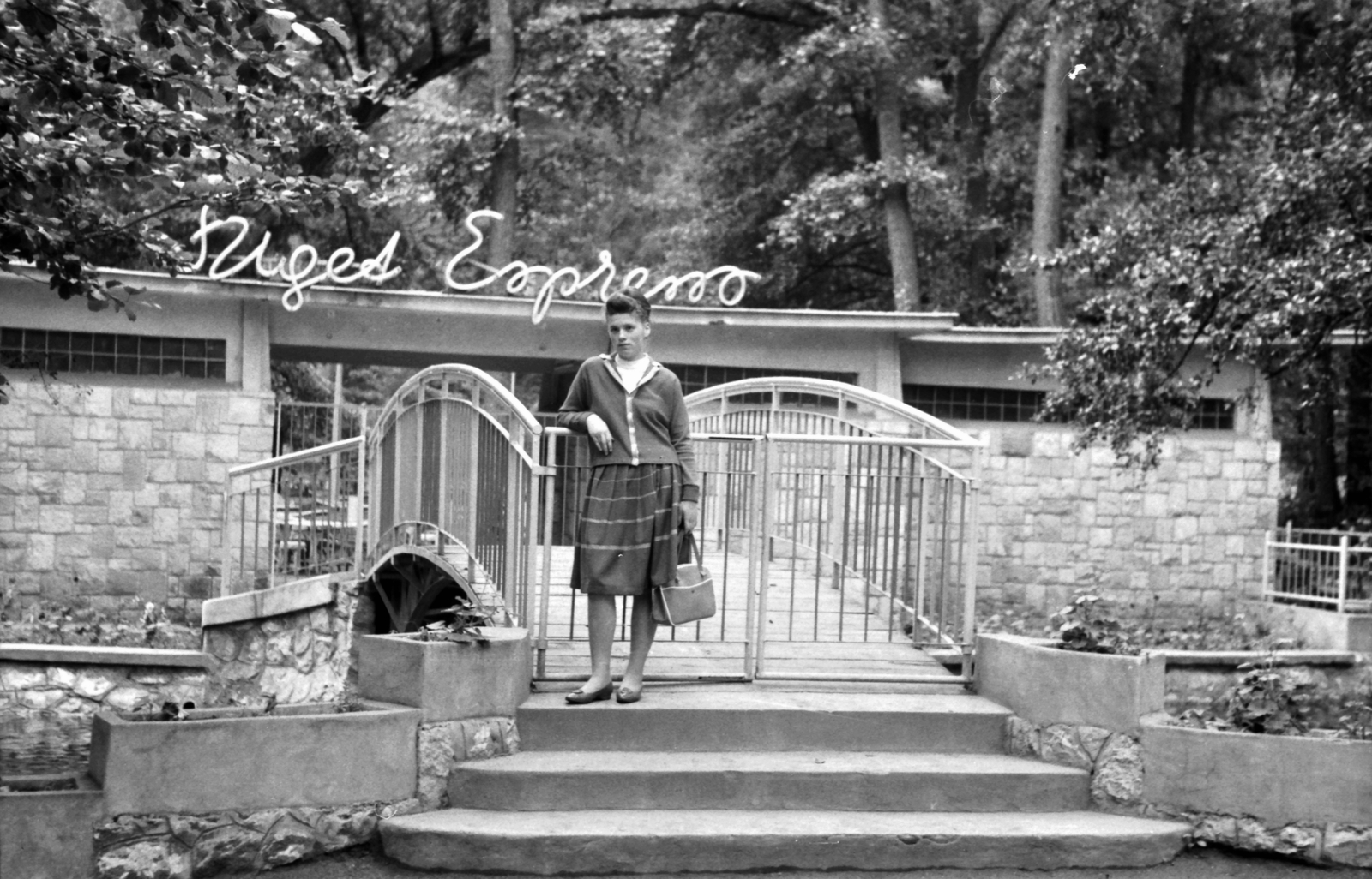 Hungary, Miskolc,Miskolctapolca, Sziget presszó bejárata a híddal., 1963, Fortepan, portrait, hospitality, bridge, neon sign, lady, Fortepan #29929