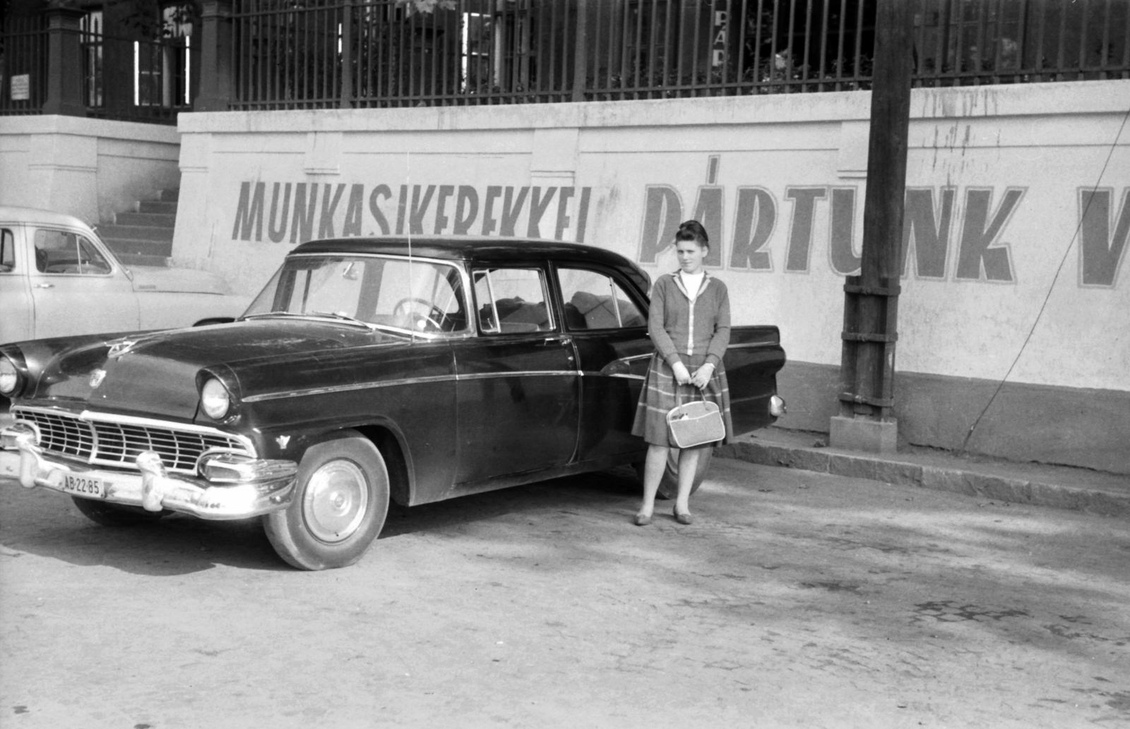 Hungary, Diósgyőr, Miskolc, Vasgyár, 1. sz. hivatalház előtti parkoló. Ford Customline 1956-os modell., 1963, Fortepan, portrait, american brand, Ford-brand, political decoration, lady, automobile, number plate, Fortepan #29930