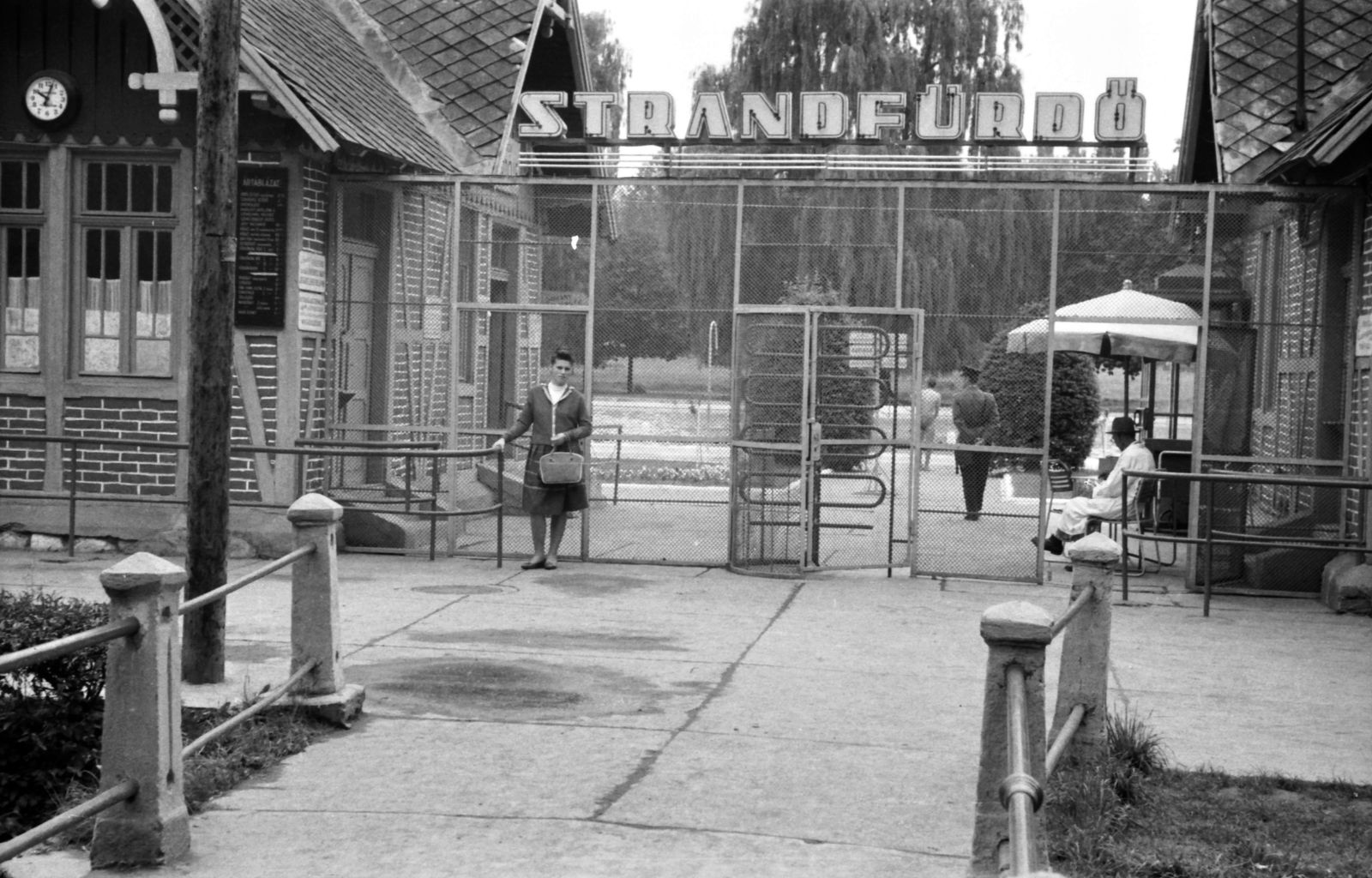 Hungary, Miskolc,Miskolctapolca, a Strandfürdő bejárata a Hejő-patak hidjáról nézve., 1963, Fortepan, portrait, sunshades, watch, bathing, cop, Fortepan #29931