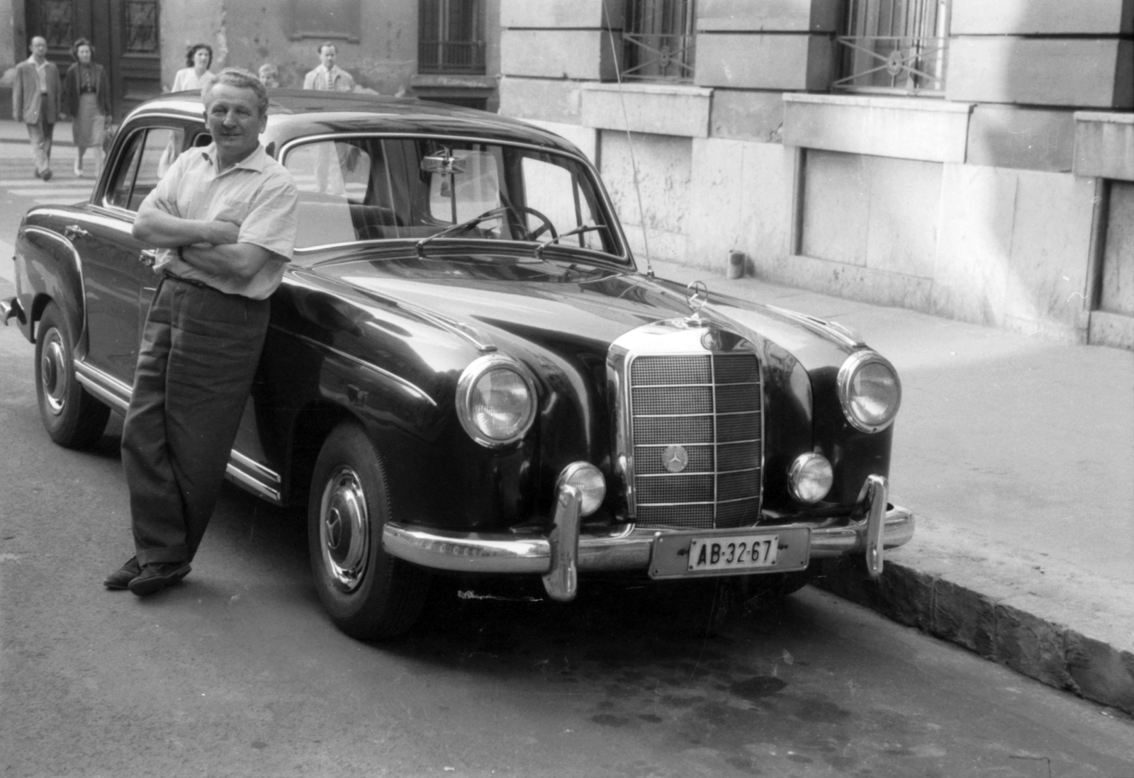 Hungary, Budapest V., Nádor utca 7. - Zrínyi utca sarok. Mercedes 220 SE típusú személygépkocsi., 1963, Fortepan, portrait, Gerrman brand, Mercedes-brand, automobile, Mercedes W120, number plate, Budapest, arms crossed over the chest, Fortepan #29934