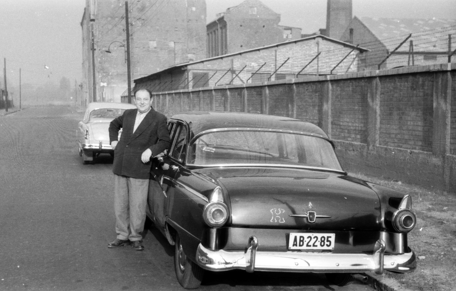 Hungary, Budapest XIII., Bessenyei utca a Pannónia utca felől a Kárpát utca felé nézve. Ford Customline 1956-os modell., 1963, Fortepan, portrait, Ford-brand, automobile, M21 Wolga, number plate, Budapest, country code sign, prop up on elbows, Fortepan #29936