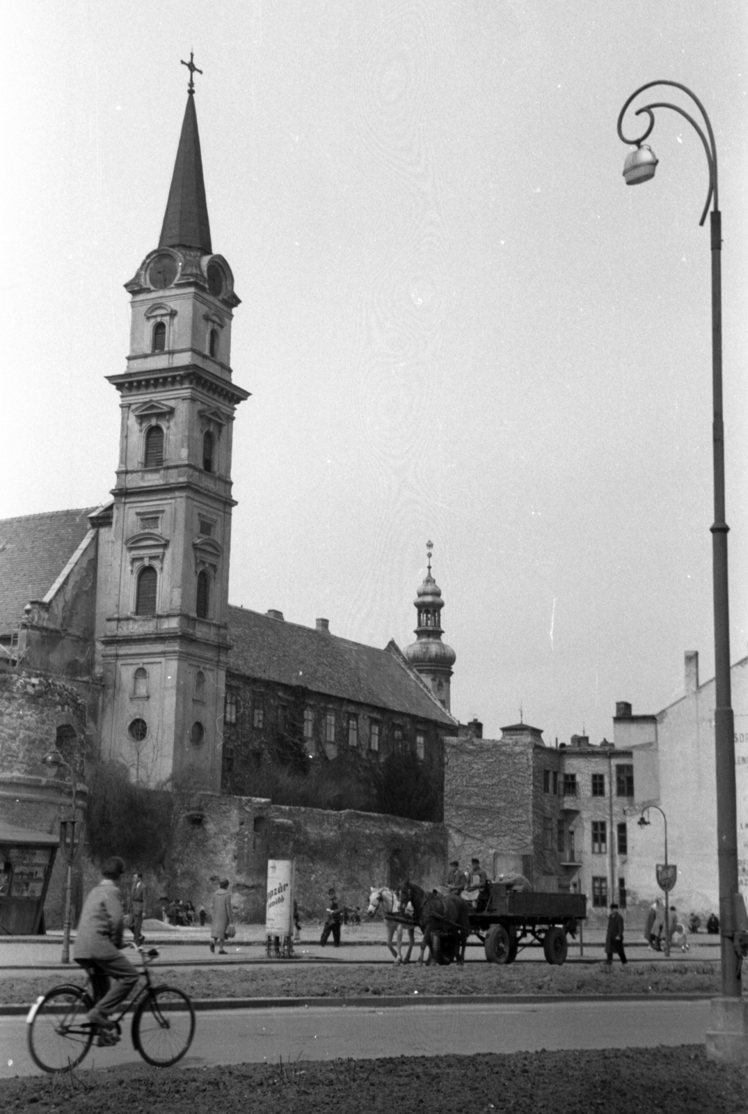 Hungary, Sopron, Várkerület (Lenin körút), Szent György-templom, háttérben a Tűztorony., 1963, Fortepan, bicycle, horse, Horse-drawn carriage, coach, lamp post, Fortepan #29944