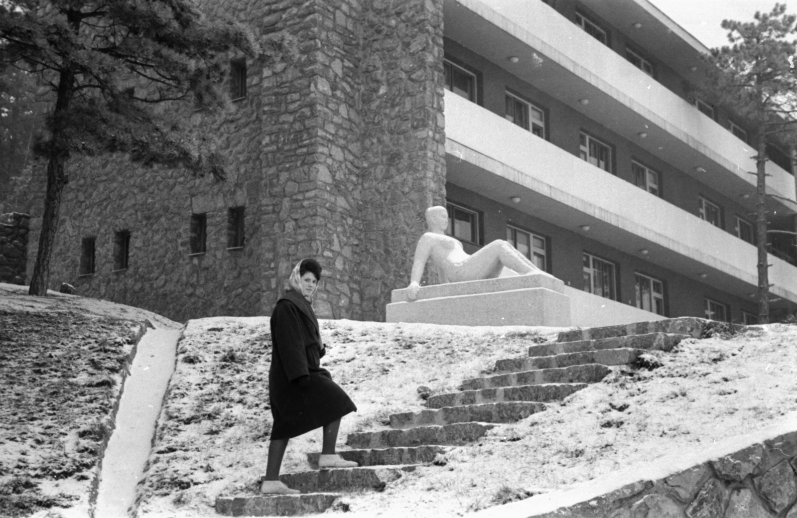 Hungary, Pécs, Szőlő utca, Hotel Fenyves, Fekvő nő szobra (Bencsik István)., 1960, Fortepan, portrait, Fortepan #29953