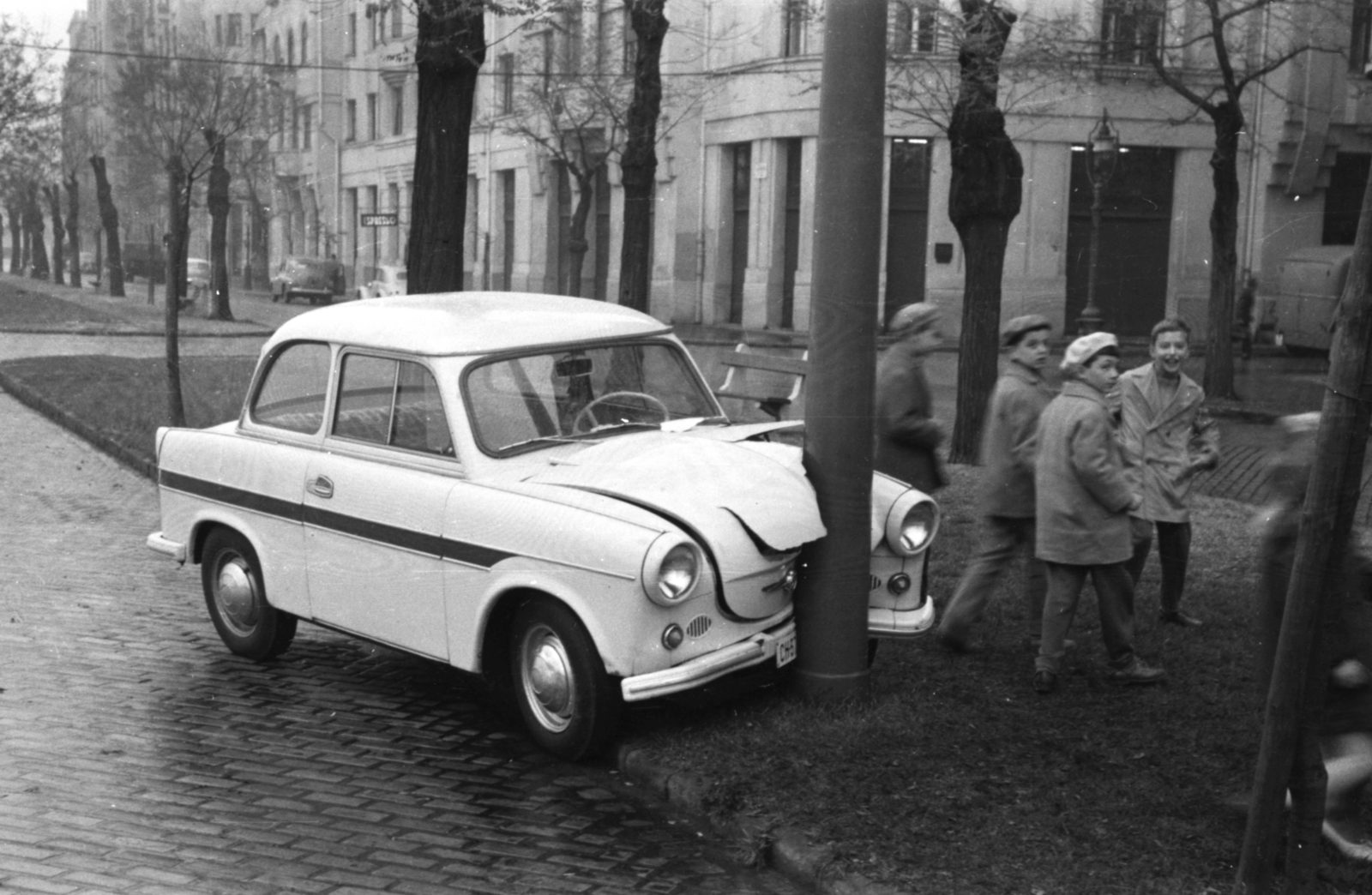 Hungary, Budapest XIII., Újpesti rakpart, jobbra a Katona József utca torkolata., 1963, Fortepan, German brand, Trabant-brand, accident, automobile, number plate, Budapest, Fortepan #29965