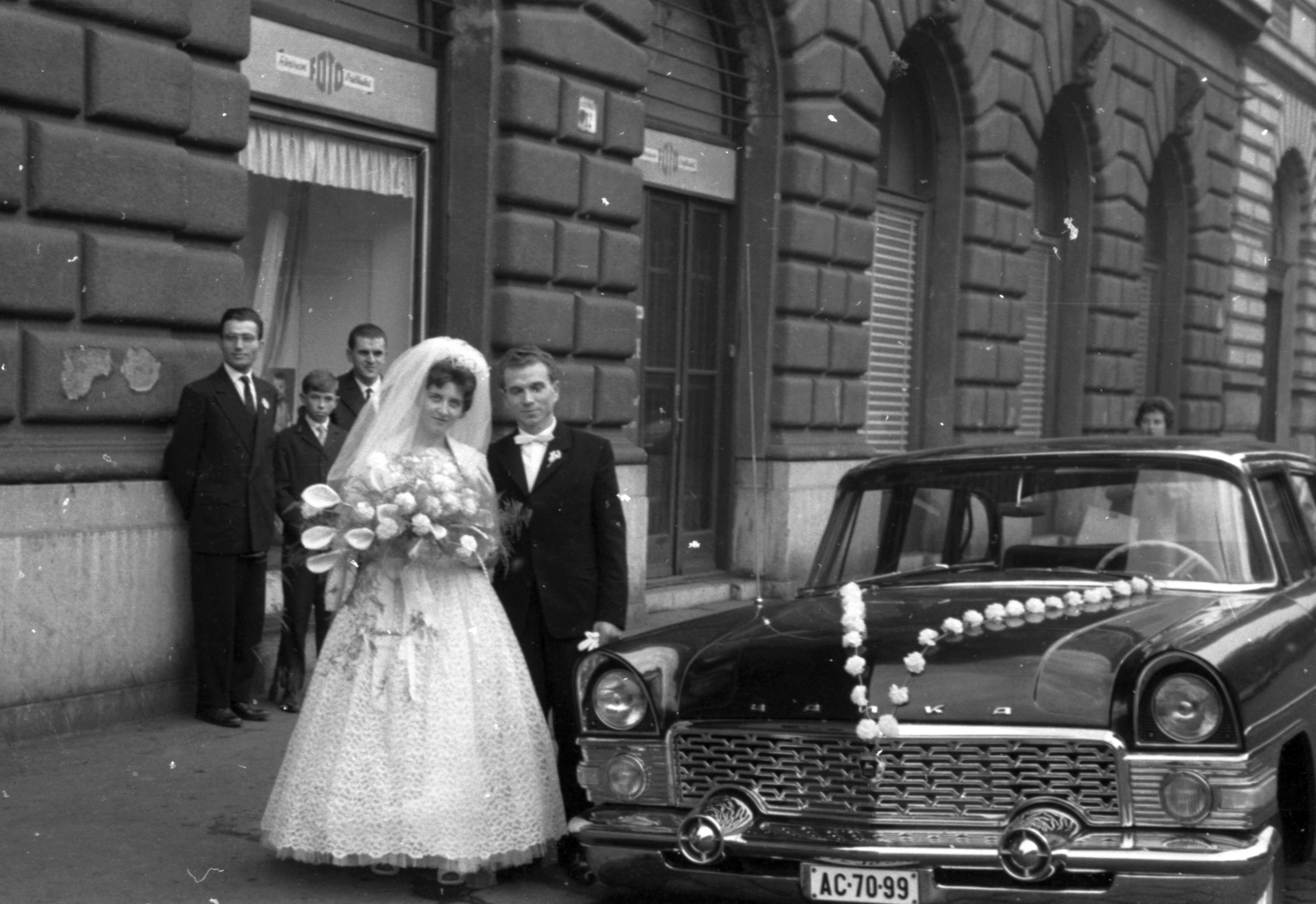 Hungary, Budapest VI., Liszt Ferenc tér 12. (Andrássy úti sarokház), Gaz-13 Csajka tipusú személygépkocsi., 1963, Fortepan, wedding ceremony, sign-board, Soviet brand, GAZ-brand, bride, groom, bouquet, automobile, number plate, GAZ 13 Chaika, Budapest, flower decoration, Fortepan #29966