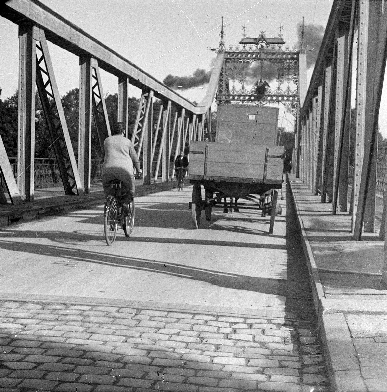 Poland, Brzeg, az Odrzański híd az Odera folyó felett., 1924, Wirthmann Julianna, transport, bicycle, bridge, Horse-drawn carriage, coach, man, crest, woman, Fortepan #29968
