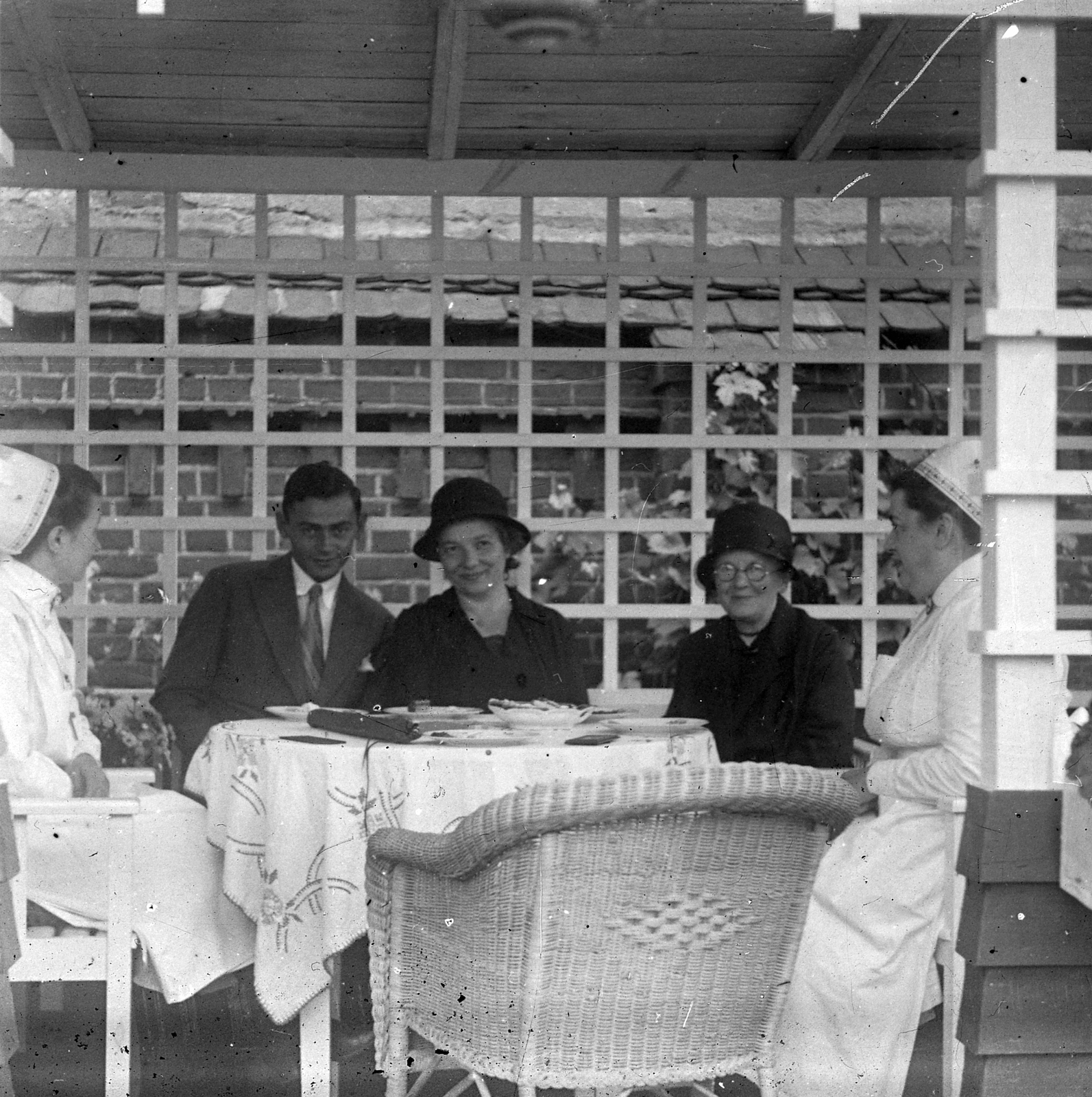 1924, Wirthmann Julianna, meal, wicker chair, tableau, women, nurse, man, garden pavilion, Fortepan #29975