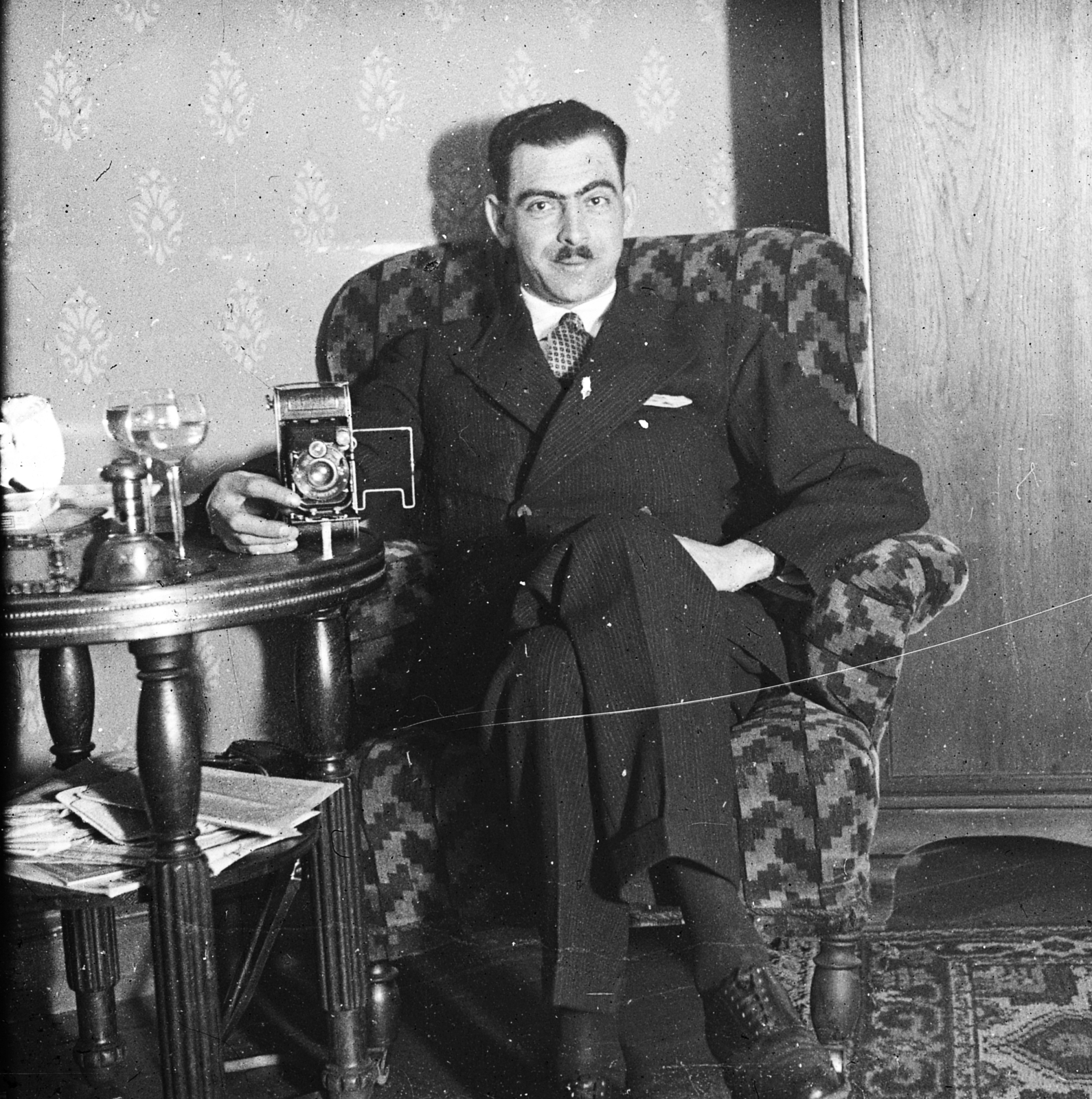 1927, Wirthmann Julianna, portrait, drinking, camera, man, leg over leg, Fortepan #29976