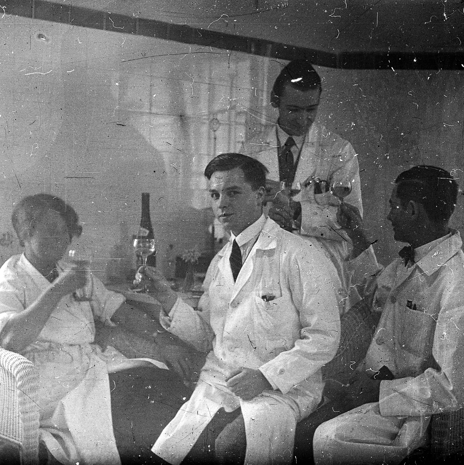 1924, Wirthmann Julianna, tableau, men, drinking, woman, tile, overall, clink, Fortepan #29979