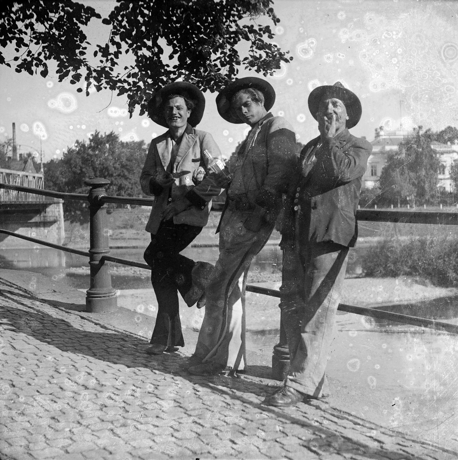 Poland, Brzeg, az Odera folyó partja, balra az Odrzański híd., 1923, Wirthmann Julianna, hat, bridge, smoking, river, railing, men, Fortepan #29985