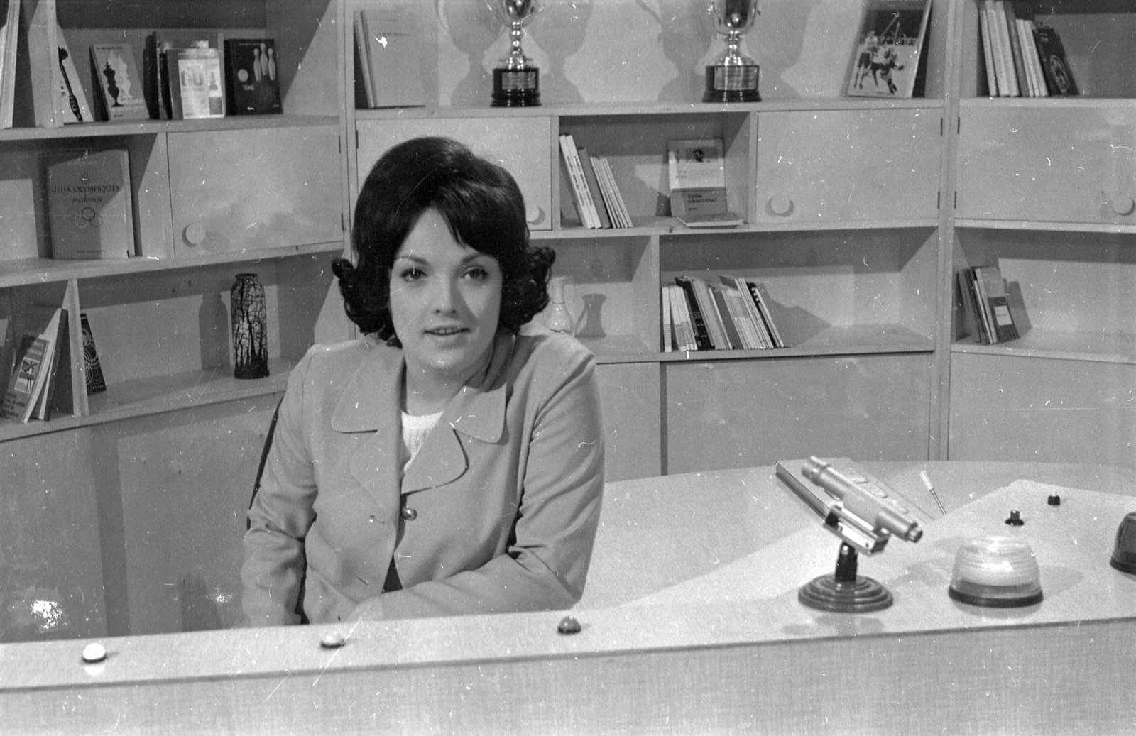 Hungary, Budapest V., az MTV stúdiója, Dévényi Cecília színművésznő a "Hajrá magyarok" című TV műsor felvételén., 1970, Csőke József, Budapest, Fortepan #29986
