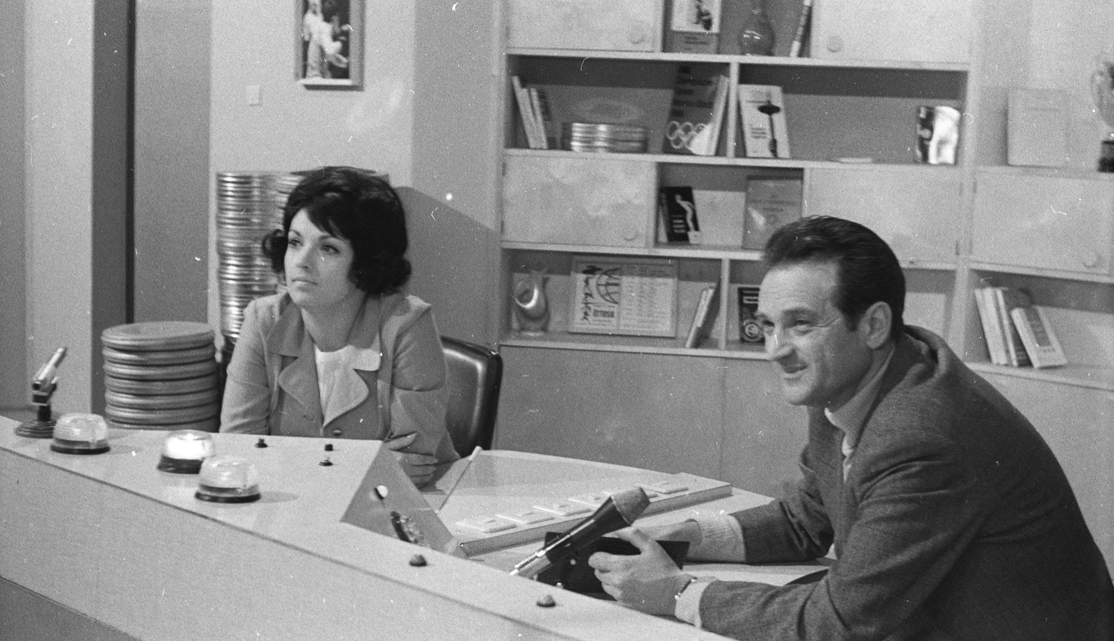 Hungary, Budapest V., az MTV stúdiója, Dévényi Cecília színművésznő és Szepesi György sportriporter a "Hajrá magyarok" című TV műsor felvételén., 1970, Csőke József, filming, Budapest, Fortepan #29988
