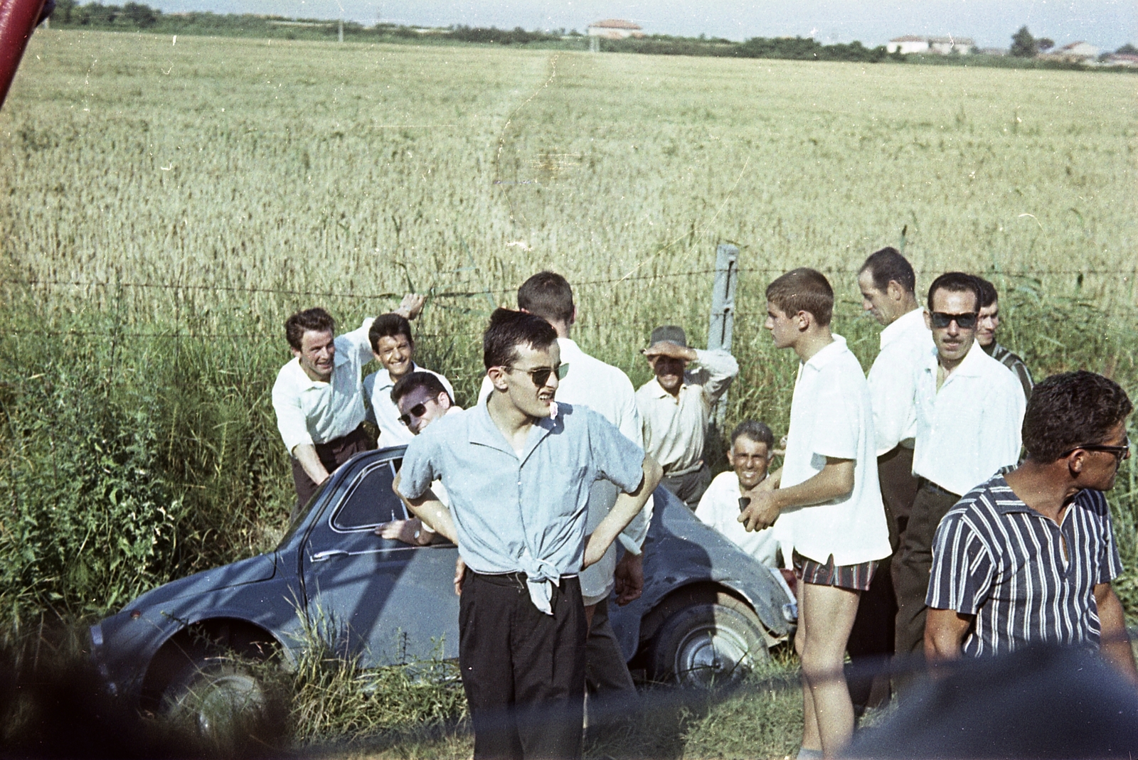 Italy, Ravenna, Via Romea Sud, a távolban a vasút töltése és a Via Romea Vecchia házai., 1964, Csőke József, colorful, accident, men, Fiat-brand, Italian brand, agriculture, automobile, wheat-field, Fortepan #29995