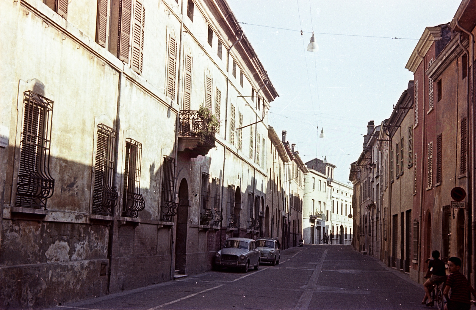 Italy, Ravenna, Via Manfredo Fanti a Via San Vitale felől nézve., 1964, Csőke József, colorful, street view, automobile, Fortepan #29996