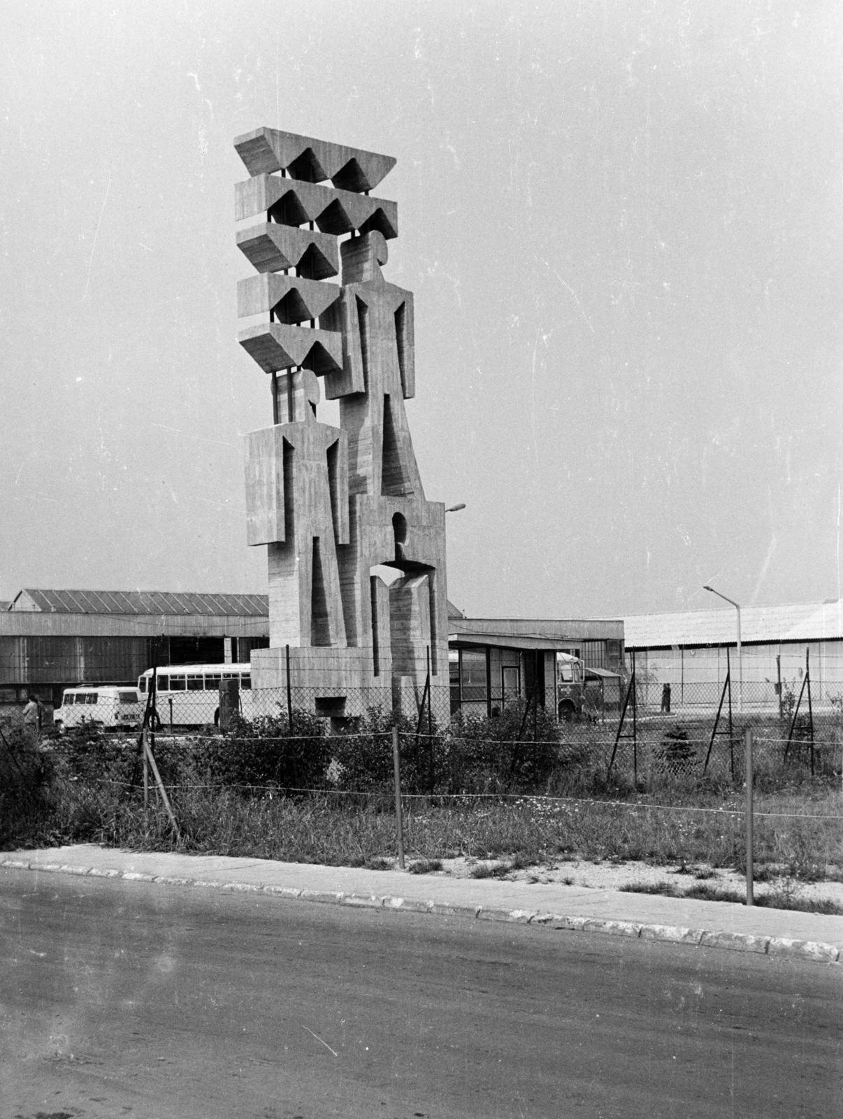Hungary, Alsózsolca, Gyár utca 3., BÁÉV Miskolci Házépítő Kombinát. Kunt Ernő festő- és grafikusművész Építők című betonplasztikája (1971)., 1975, Bara Péter, house factory, Fortepan #300005